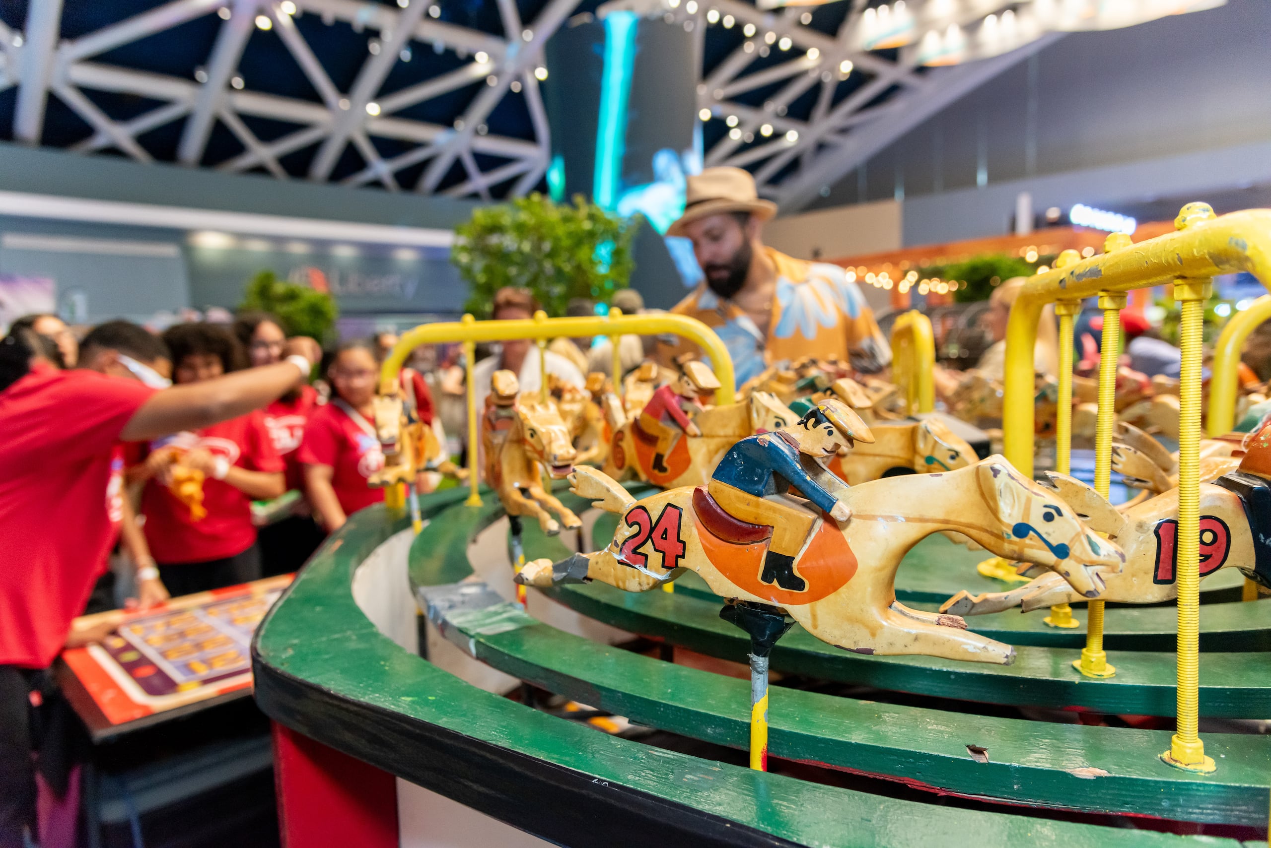 La actividad contó con un Marketplace, un espacio donde decenas de exhibidores presentaron a los asistentes sus productos y servicios en categorías como gastronomía, proyectos agroecológicos, hospederías, líneas aéreas, cruceros y turoperadores.