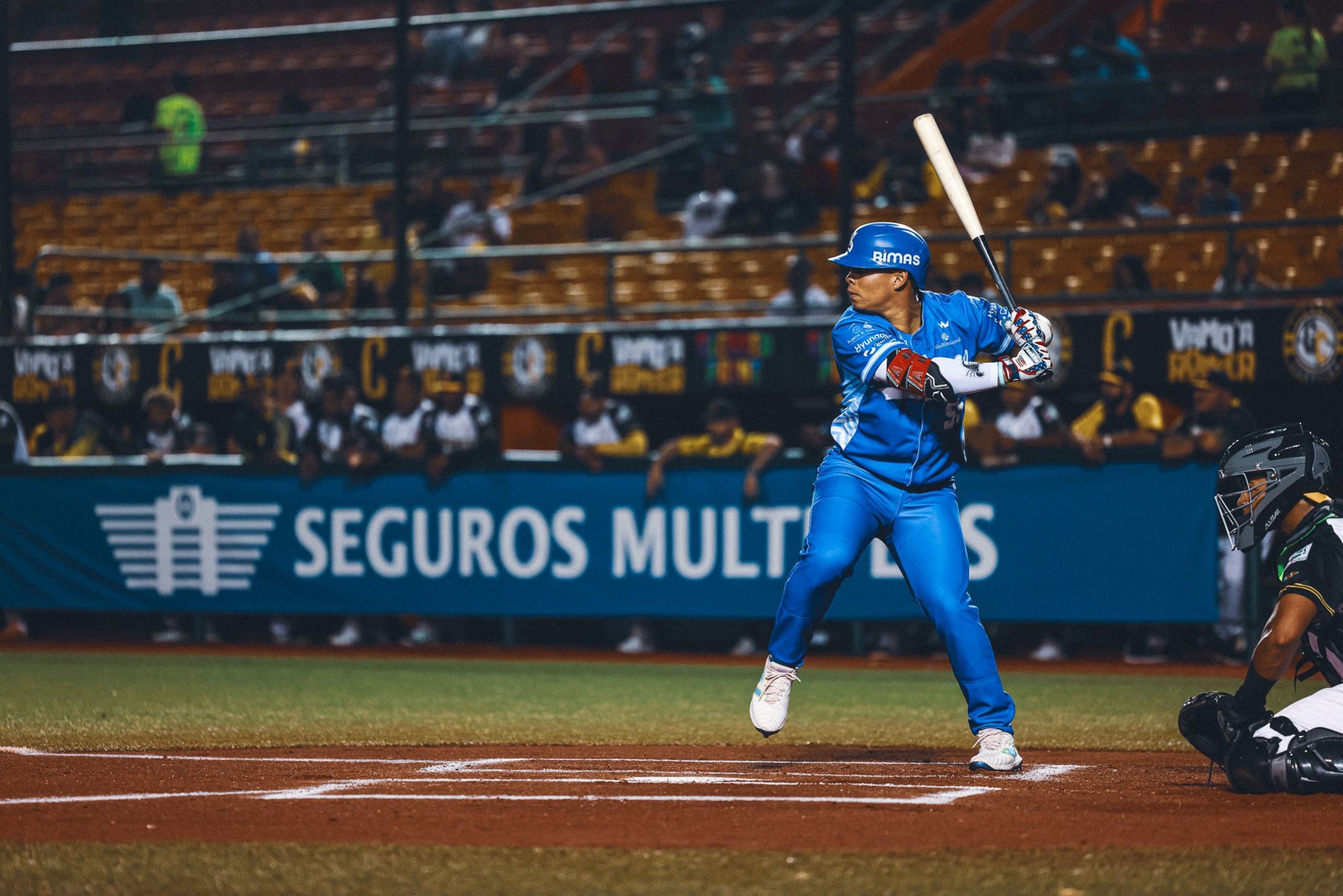 Jorge Barrosa en la caja de bateo por los Cangrejeros.