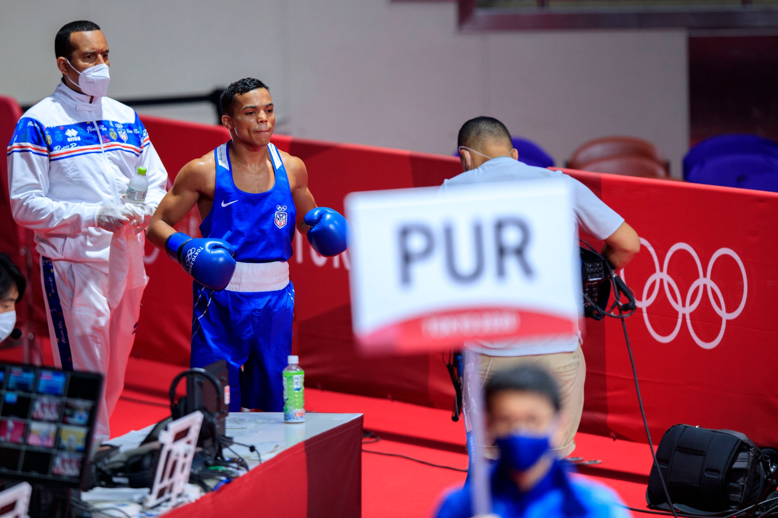 Yankiel Rivera se dirige al ring durante su participación en las Olimpiadas Tokio 2020 en el verano del 2021. Ese torneo fue organizado por el COI luego de suspender a la IBA como administrador del boxeo olímpico. El COI nuevamente correrá el boxeo en París 2024.
