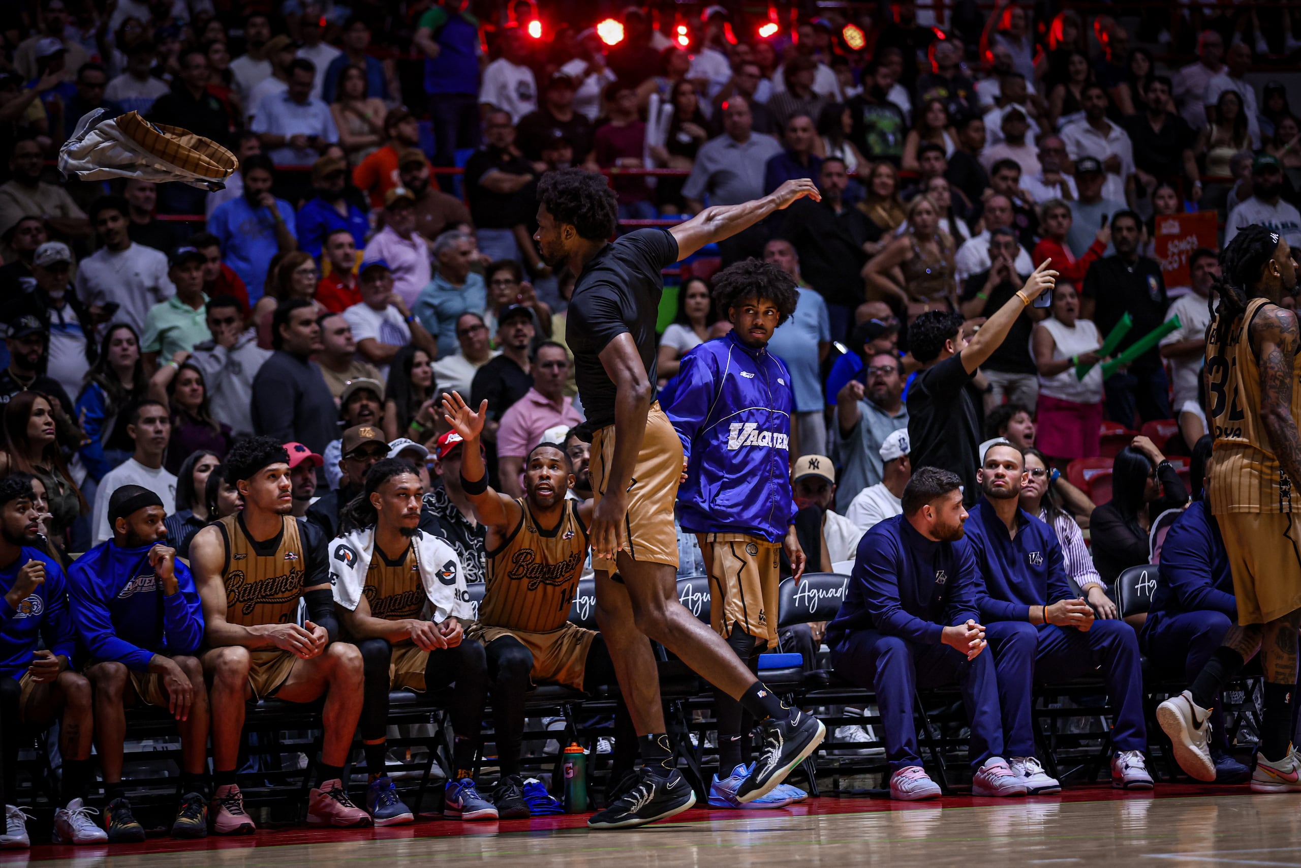 Damian Jones lanza su camiseta a las gradas tras ser expulsado del segundo juego de la final del BSN.