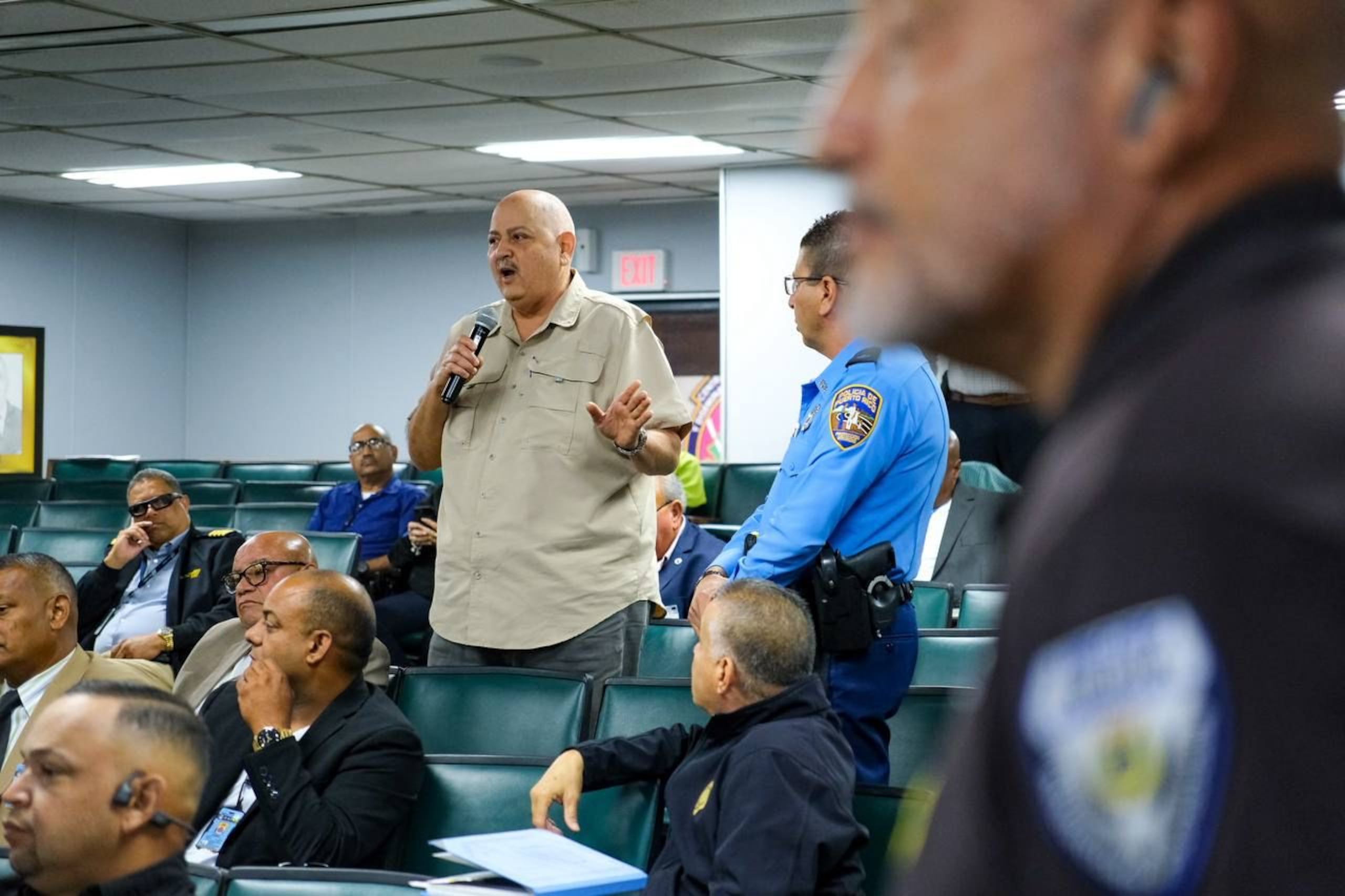 El coronel José J. García Díaz, comisionado de la Policía Municipal de Humacao, durante una reunión sobre estrategias para combatir la criminalidad.