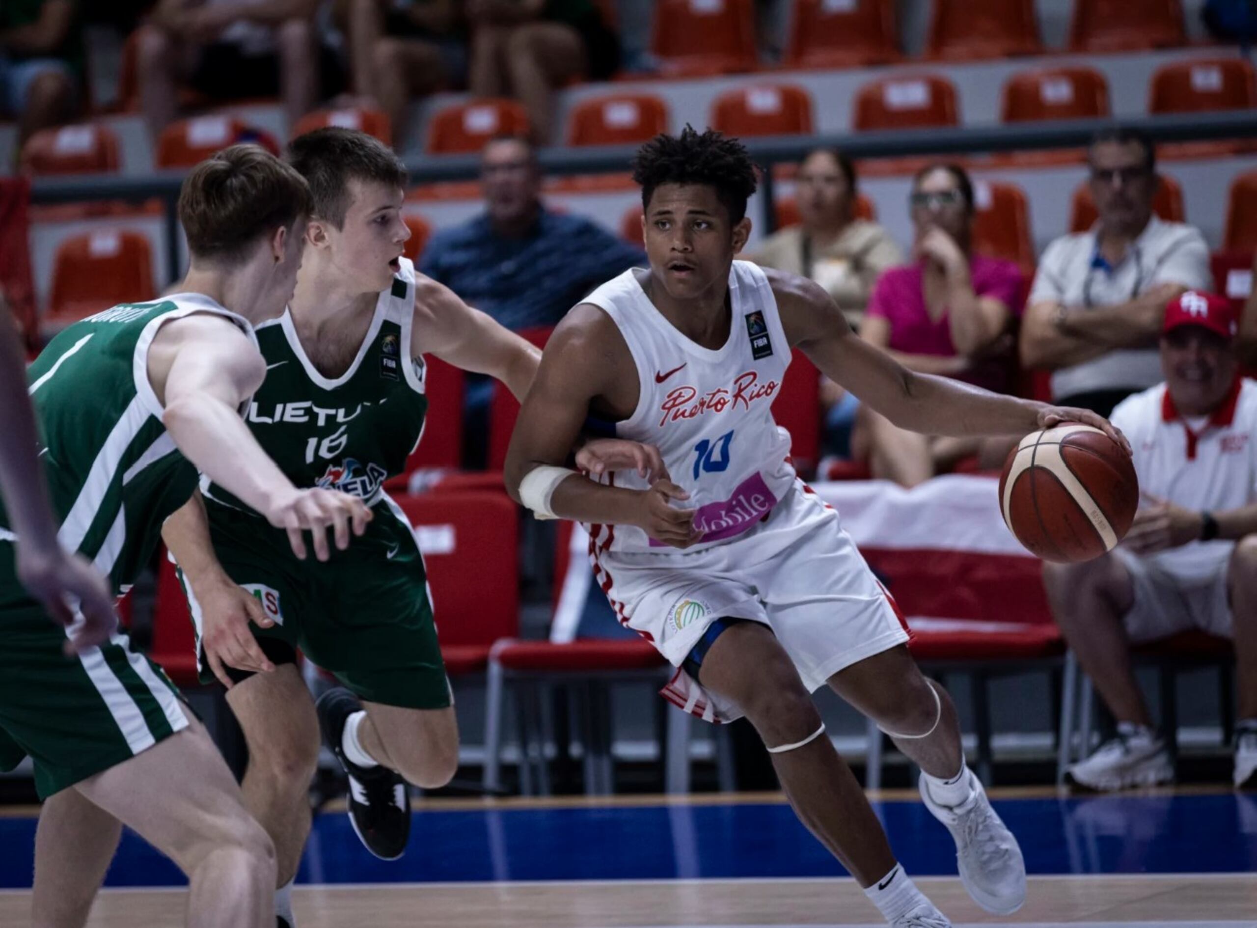 Jordan Dill es uno de los jugadores del seleccionado juvenil. Aparece aquí en el partido de primera ronda ante Lituania.