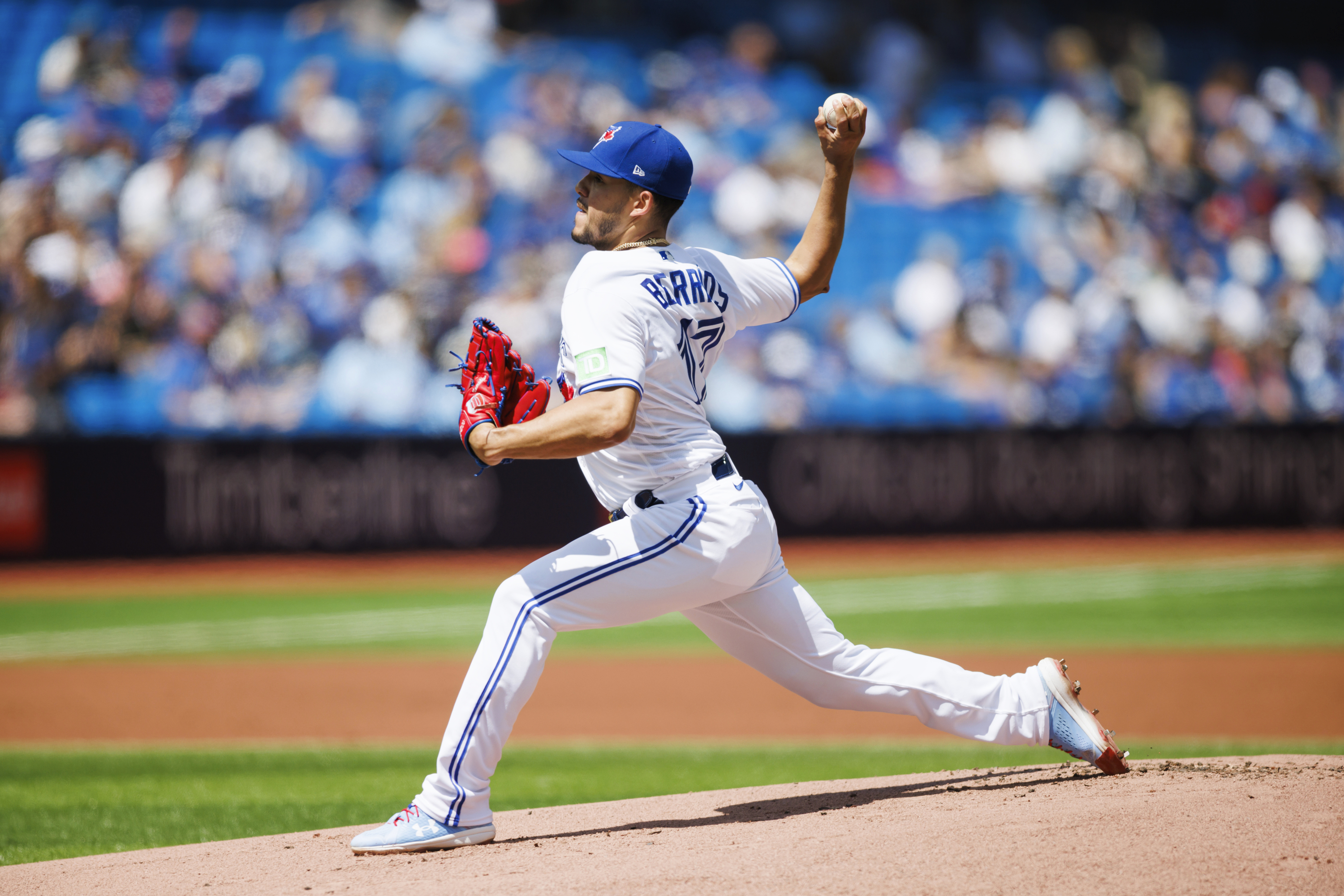 José Berríos hace un lanzamiento durante la primera entrada del partido.