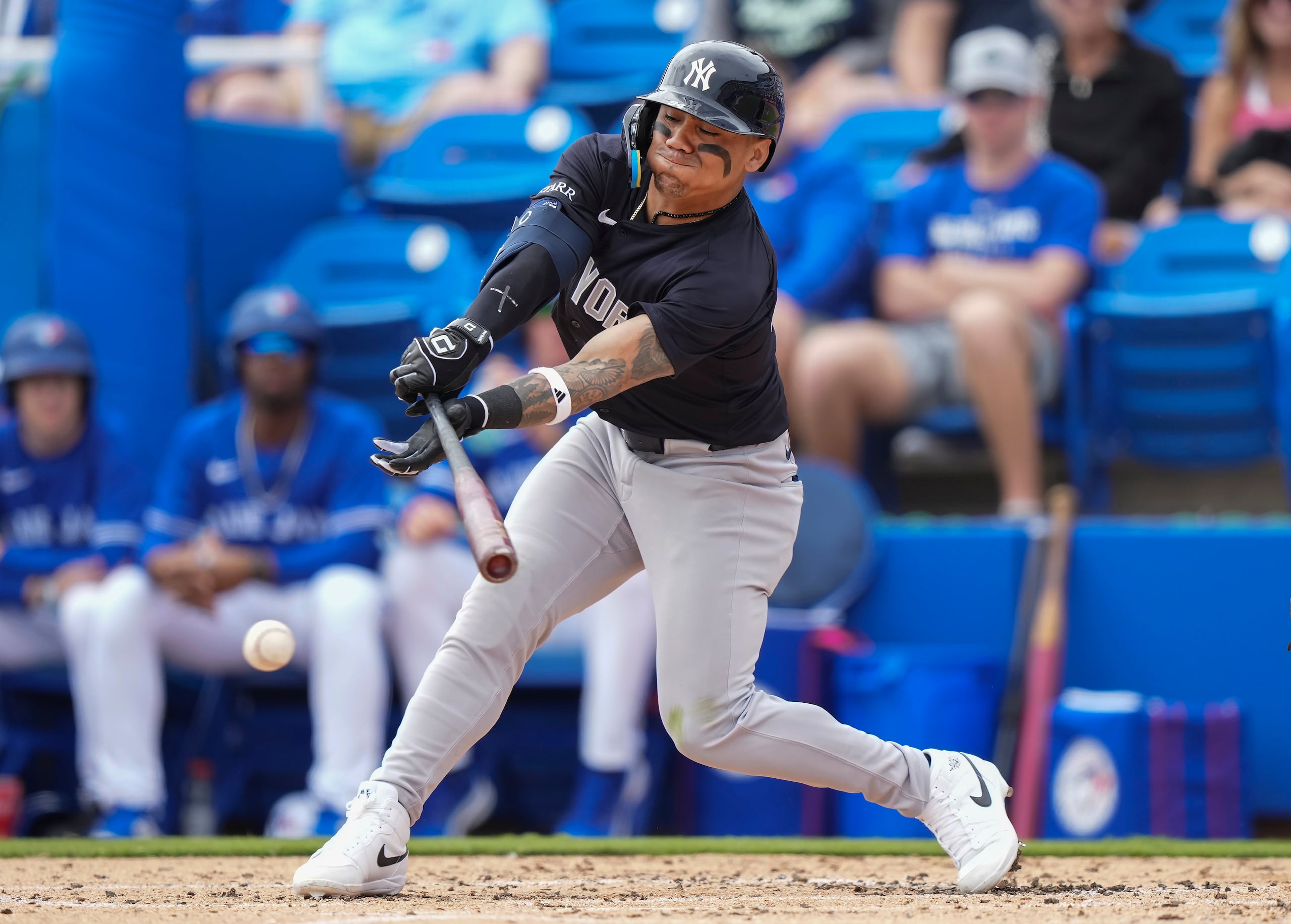 El nicaragüense Ismael Munguía, de los Yankees de Nueva York, batea una roleta ante los Blue Jays de Toronto en un juego de pretemporada disputado en Dunedin, Florida, el sábado 22 de febrero de 2025.