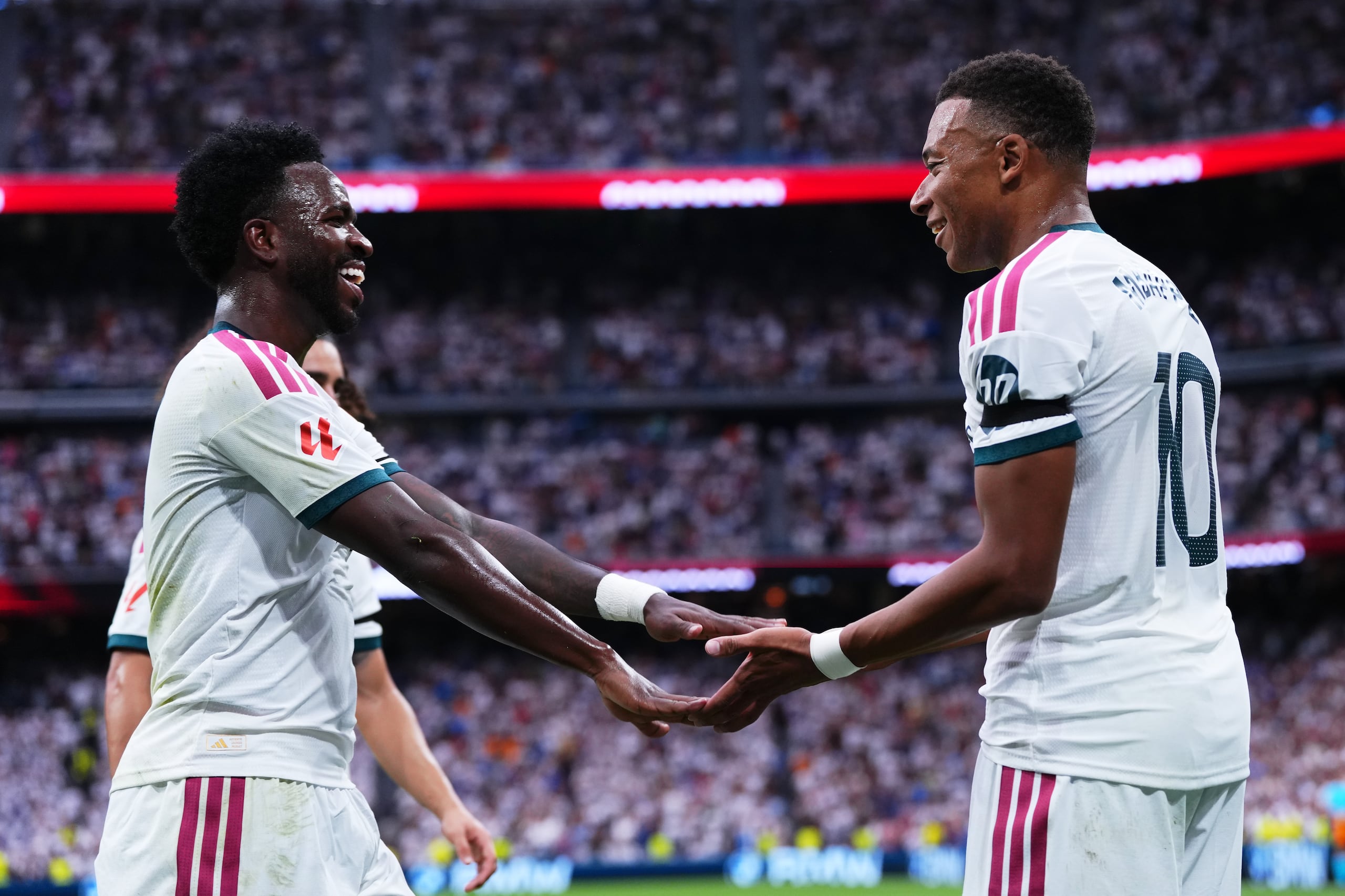 Kylian Mbappé (derecha) celebra con Vinícius Júnior tras marcar el tercer gol del Real Madrid.
