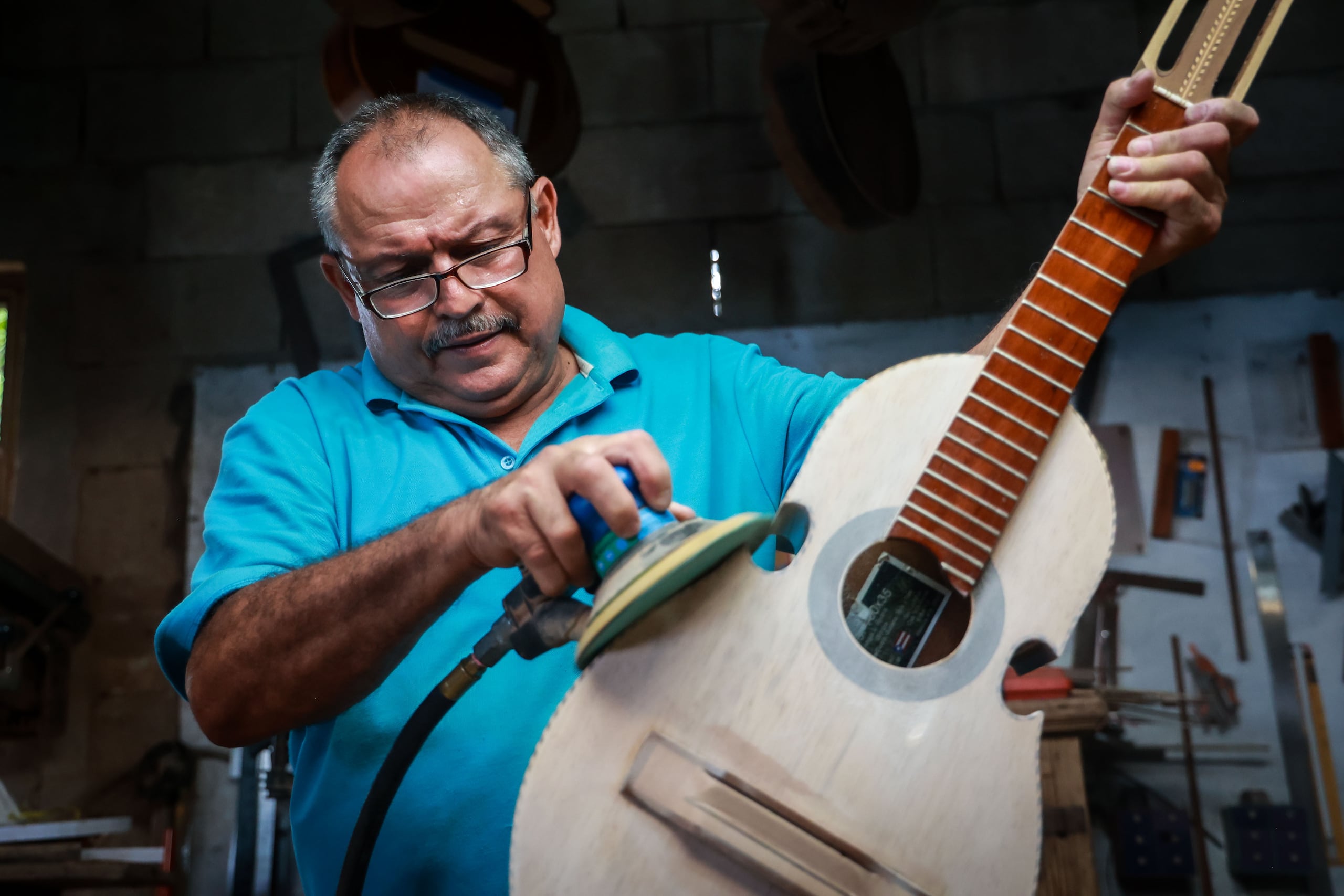 Los cuatros los trabaja de dos formas: el dobla'o (que integra varias piezas de madera) o el enetrizo (una pieza única).