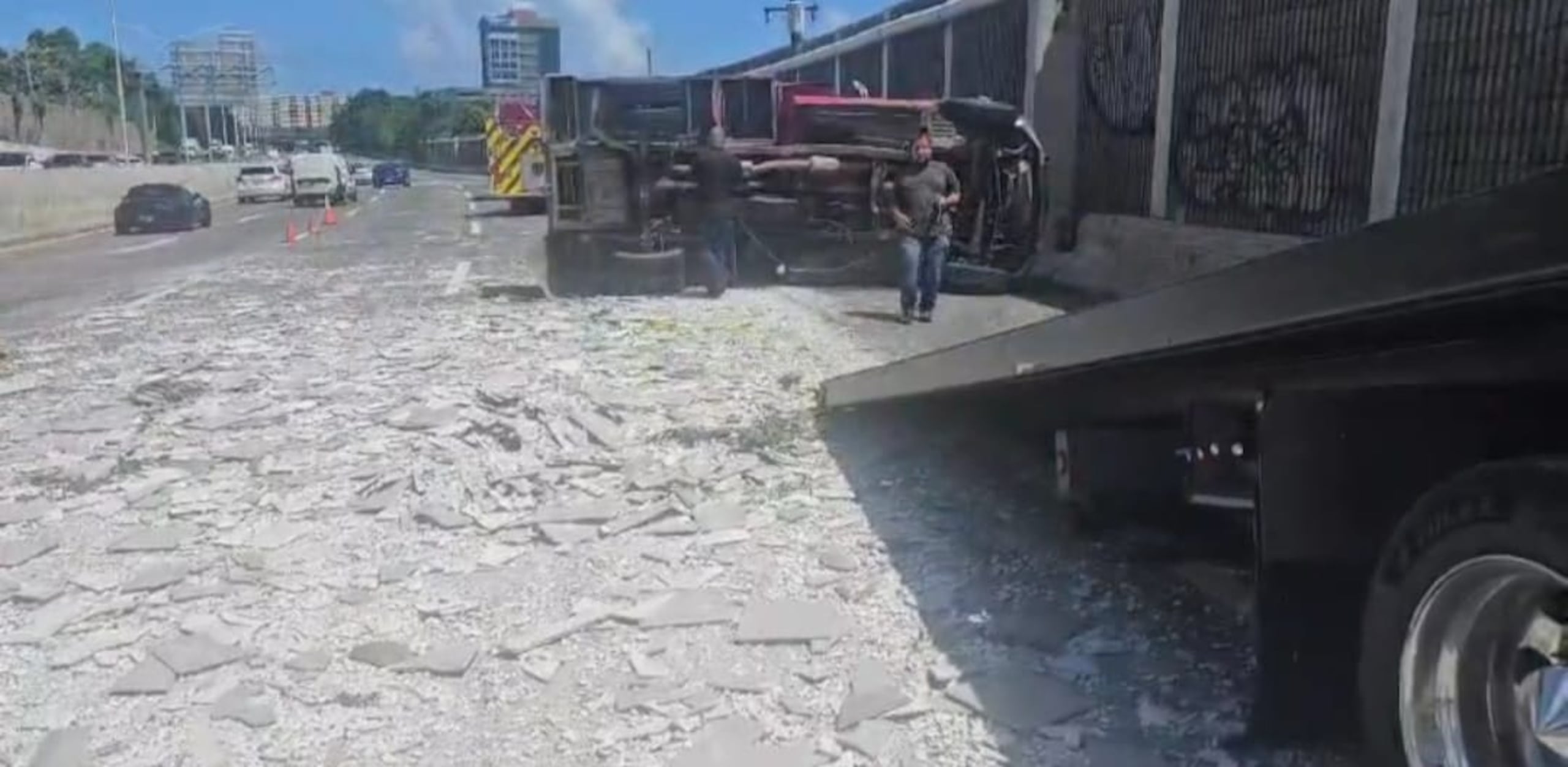 Un camión que transportaba lozas se volcó en el expreso Las Américas cerca de la salida hacia la avenida Américo Miranda, en Río Piedras.