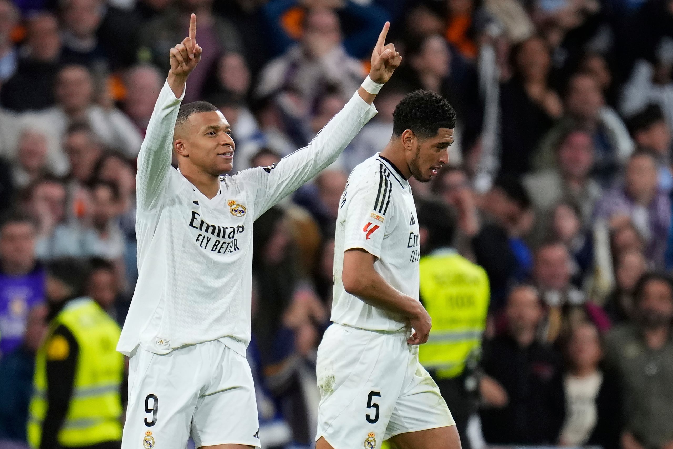 Kylian Mbappé, del Real Madrid, celebra después de anotar durante un partido ante el Leganés en el Estadio Santiago Bernabéu en Madrid, España.