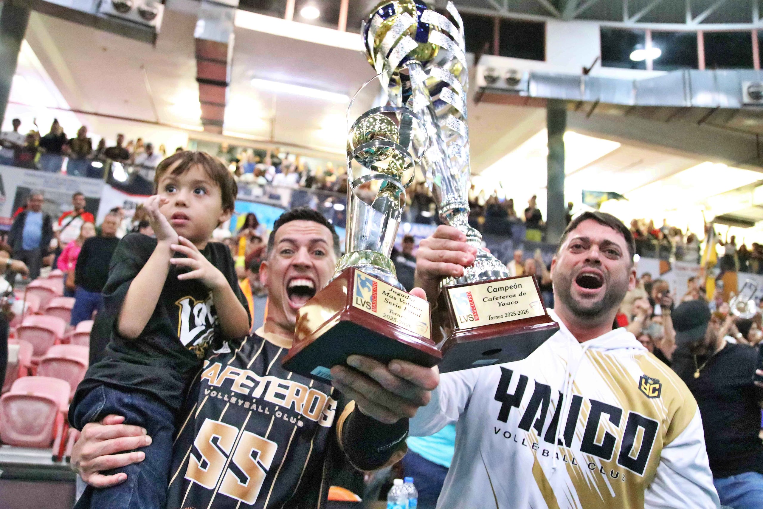 Kevin Rodríguez junto a su hijo y el dirigente Abel Franceschi tras ganar el campeonato de la LVSM.