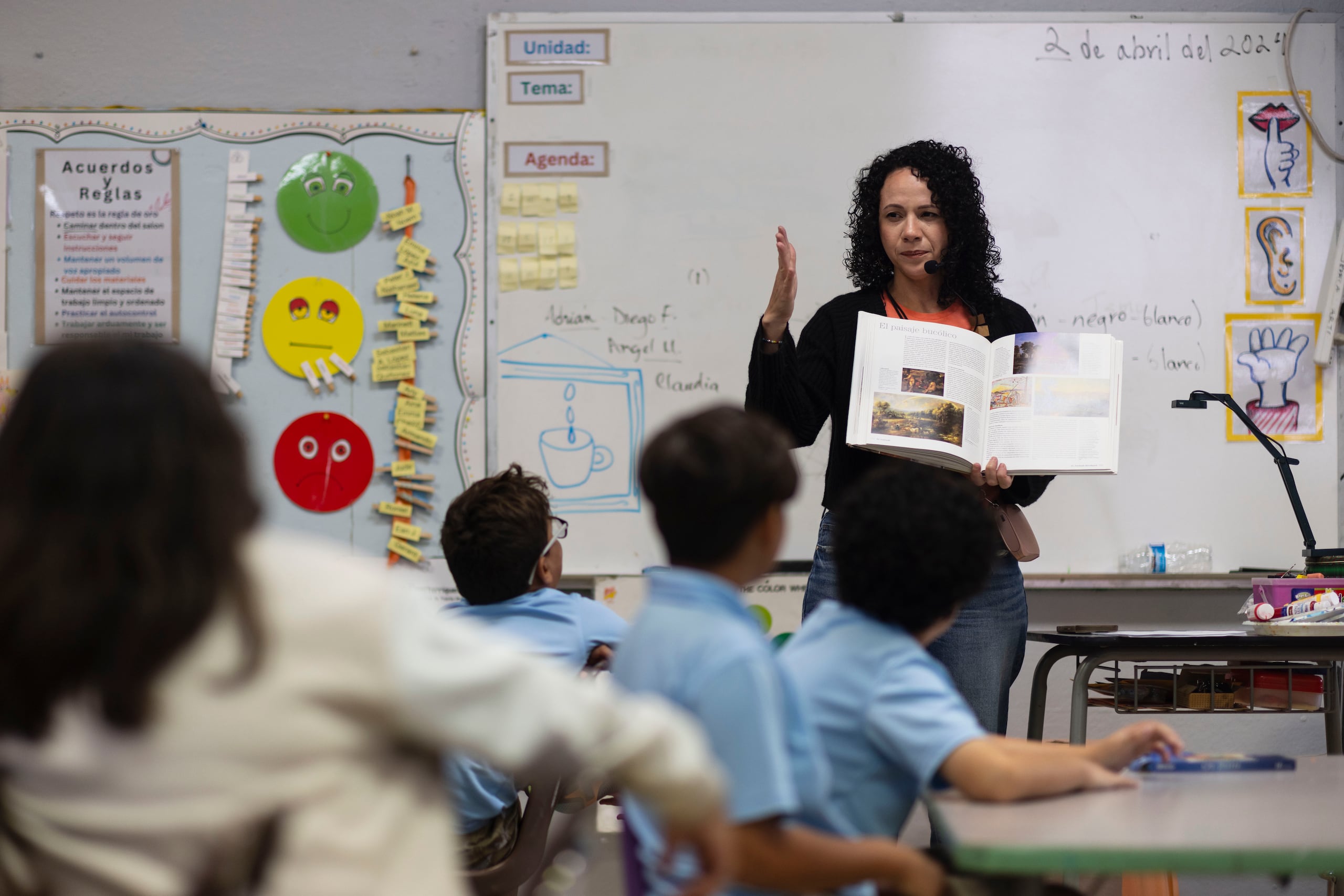 La profesora de artes visuales, Jessica Pérez, imparte su clase en la Escuela Elemental de la UPR.