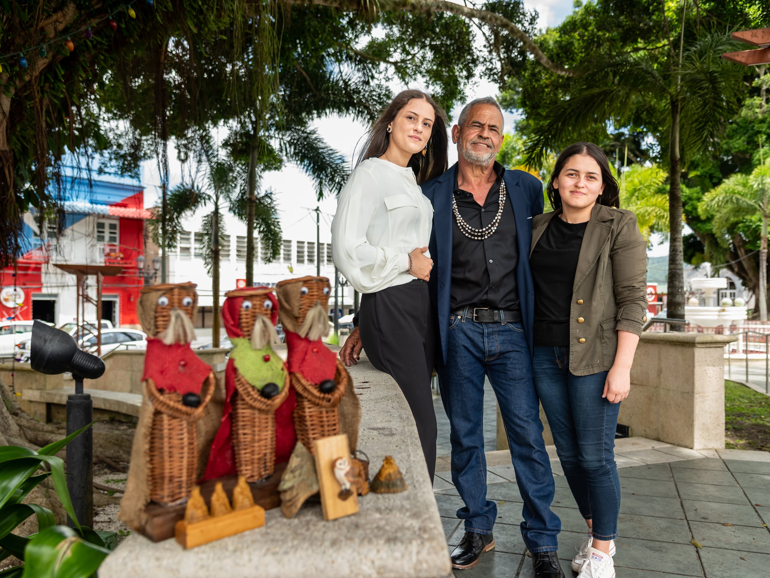 El “Rey del Bejuco”, el maestro artesano Edwin Marcucci con sus hijas Emely Nicole y Angélica. (Ausente Wanda).