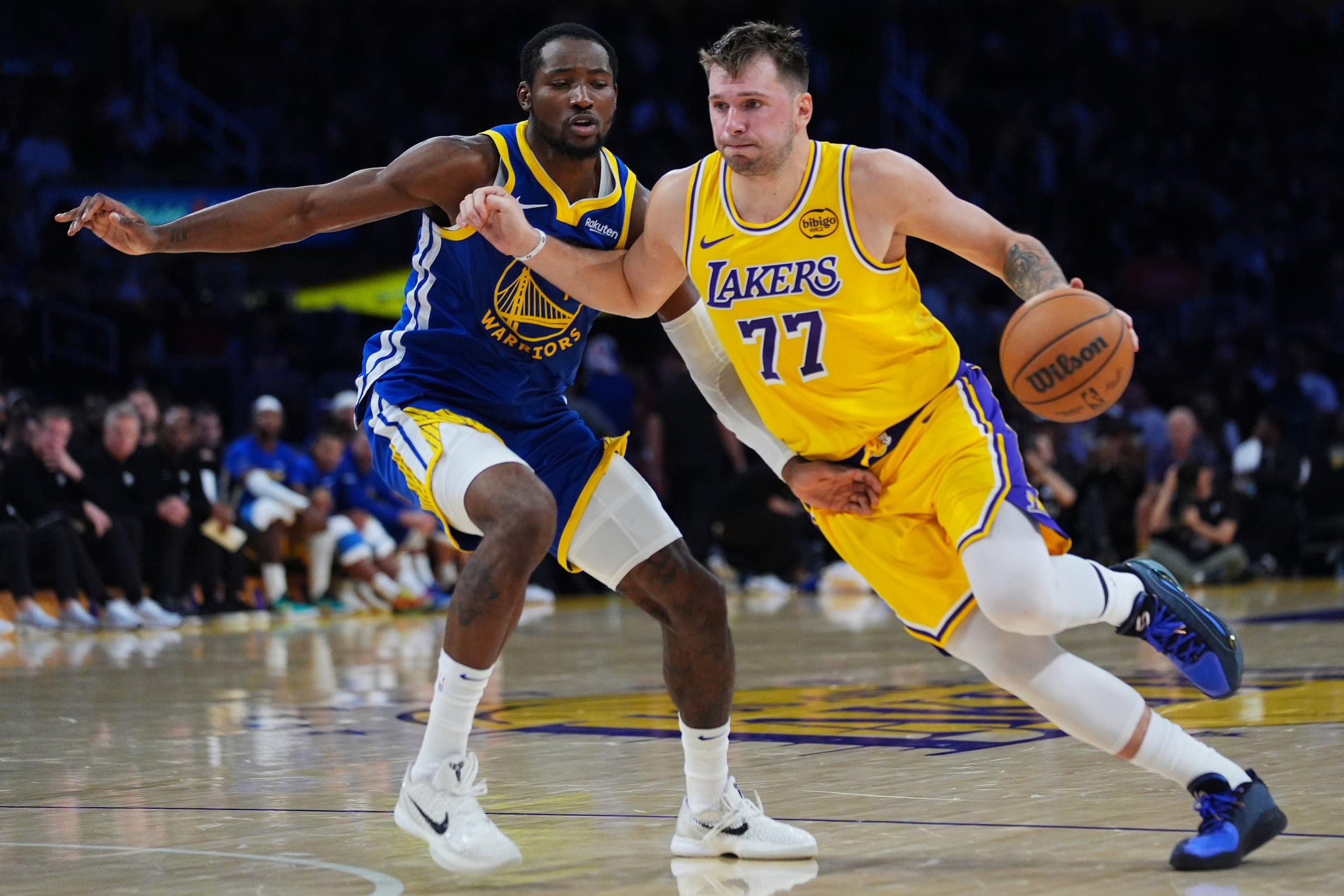 Luka Doncic comenzó la campaña con fuerza pero los Lakers cayeron vencidos.