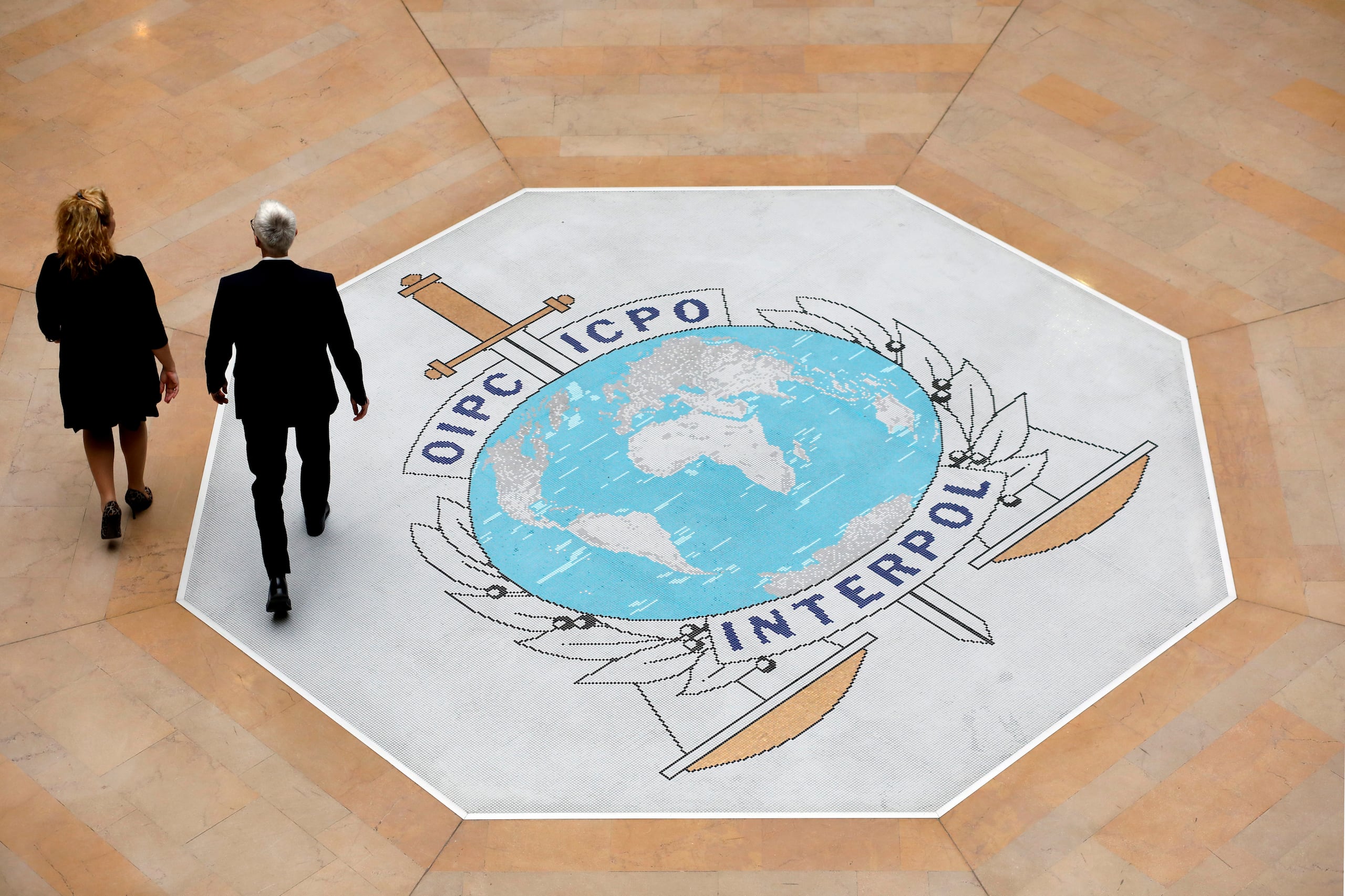 Las notificaciones rojas son las órdenes de búsqueda y captura que emite la Interpol contra criminales internacionales. (AP Photo/Laurent Cipriani, File)