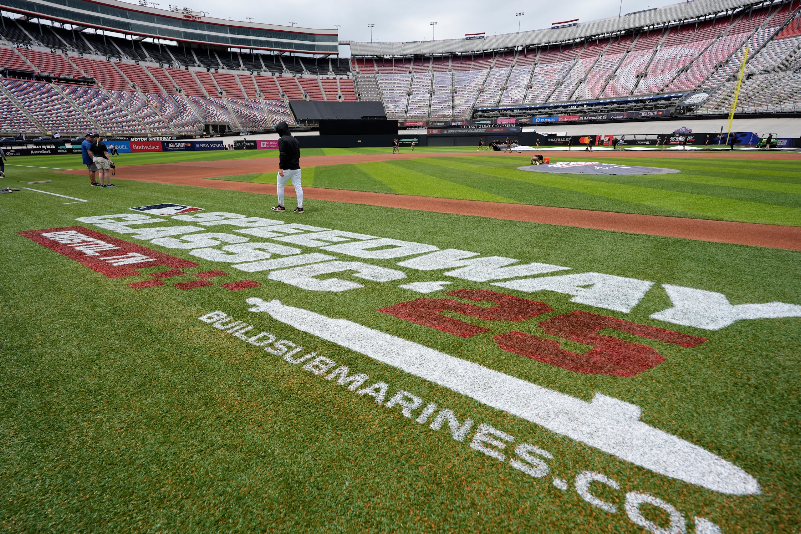 La MLB anunció el lunes que habían vendido más de 85,000 boletos después de que decidieran no ocupar todo el recinto para evitar zonas de poca visibilidad. Esto superó el récord anterior de 84,587 asistentes el 12 de septiembre de 1954, cuando el Estadio de Cleveland albergó a los Yankees de Nueva York.