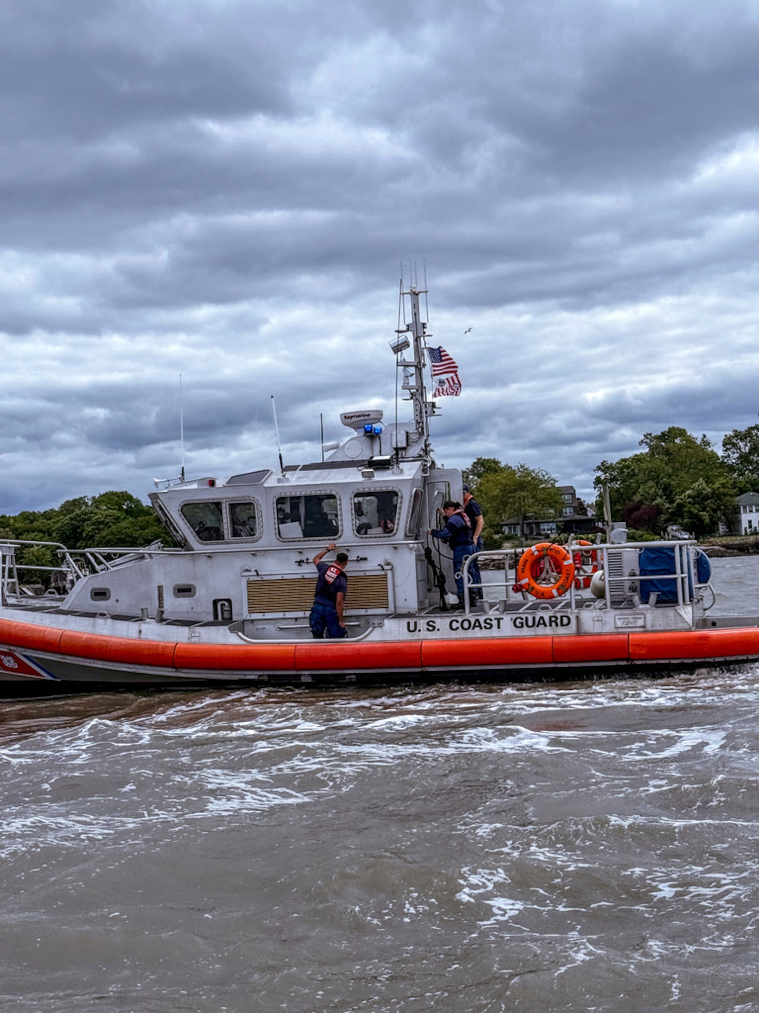 En esta foto proporcionada por el Departamento de Bomberos de Branford, los bomberos de Branford y la Guardia Costera responden a un accidente aéreo en el estrecho de Long Island, el domingo 1 de junio de 2025, frente a la costa de Branford, Connecticut.