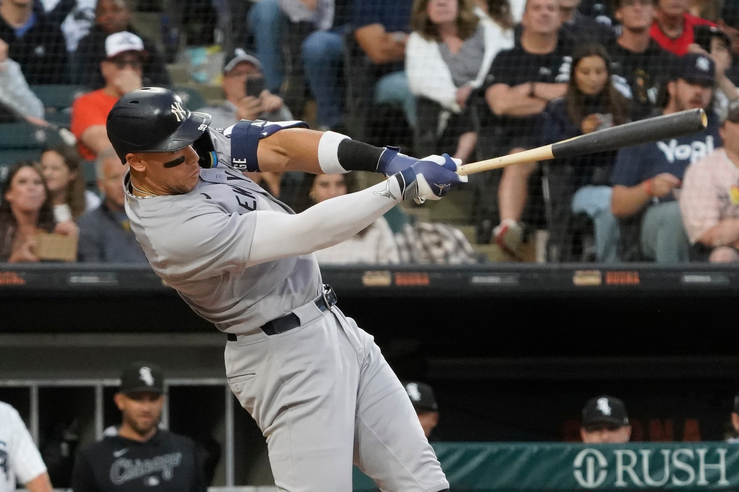 Aaron Judge, de los Yankees de Nueva York, conecta un jonrón.