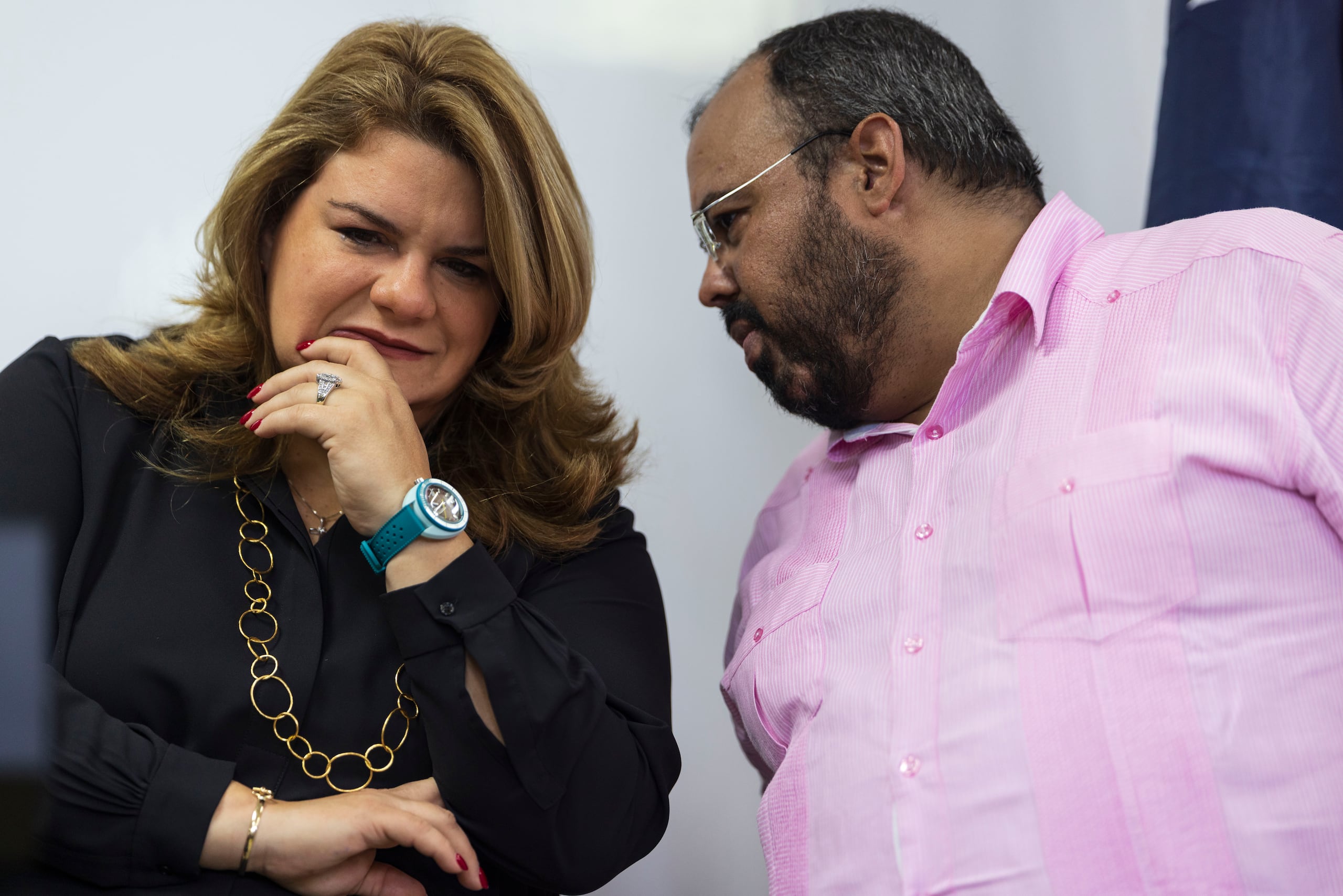 La gobernadora Jenniffer González Colón conversa con el secretario de Educación, Eliezer Ramos. (Archivo / GFR Media)