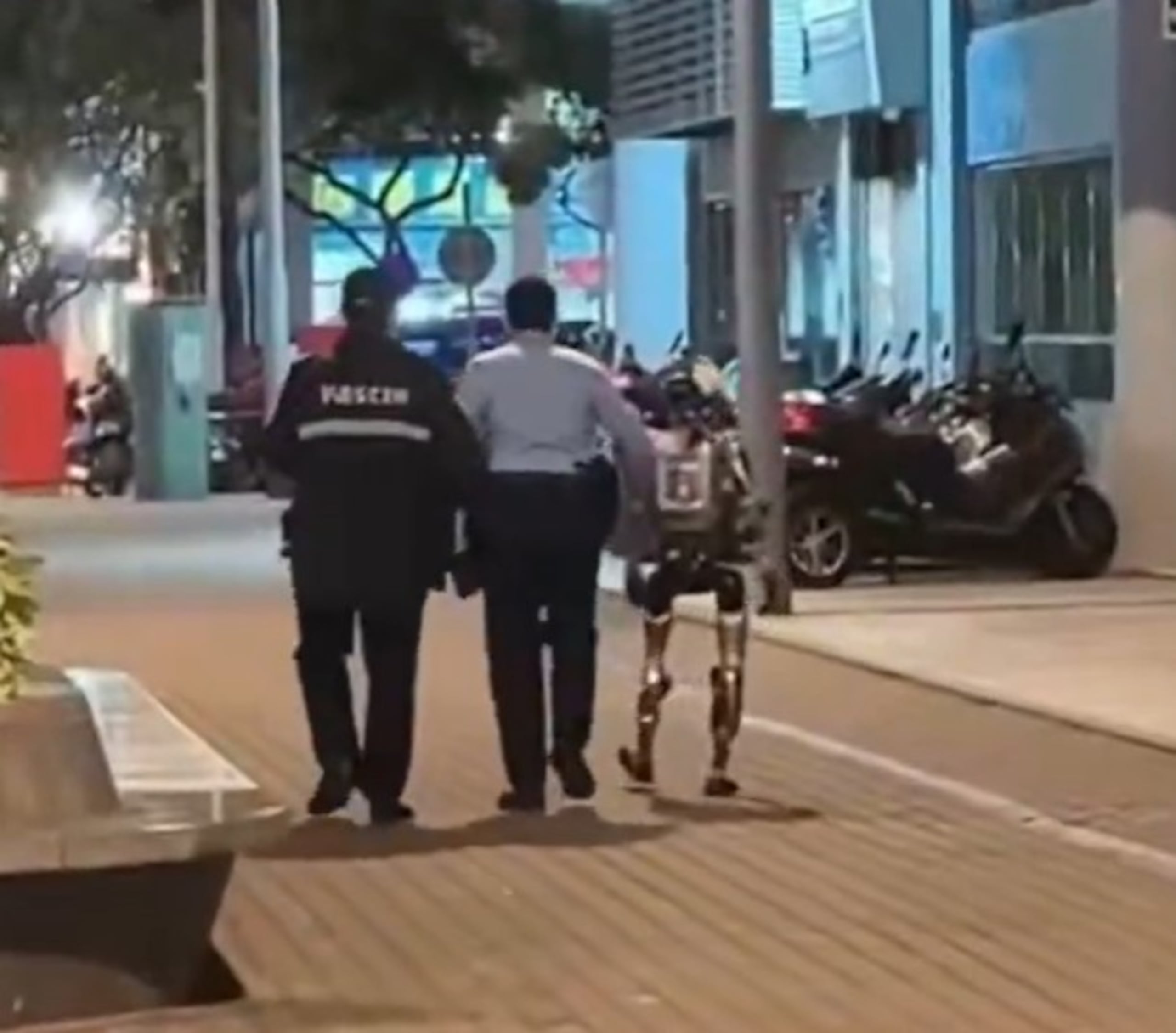 ,Las autoridades aclararon que fue necesario “arrestar” brevemente al robot para alejarlo de la zona, pero que no fue incautado.