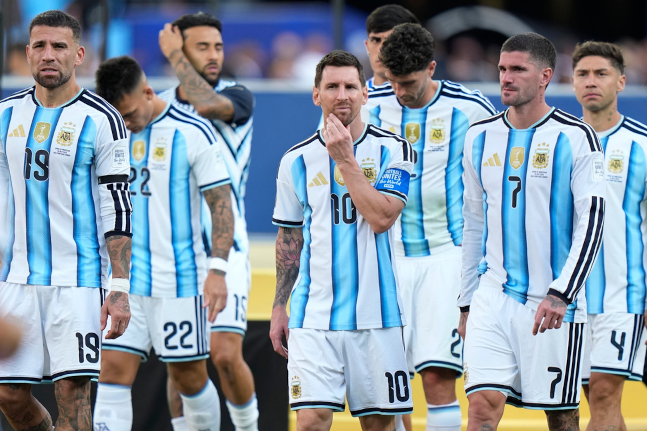 Lionel Messi, al centro, y sus compañeros de la selección de Argentina, no ocultan su tristeza tras concluir el partido.