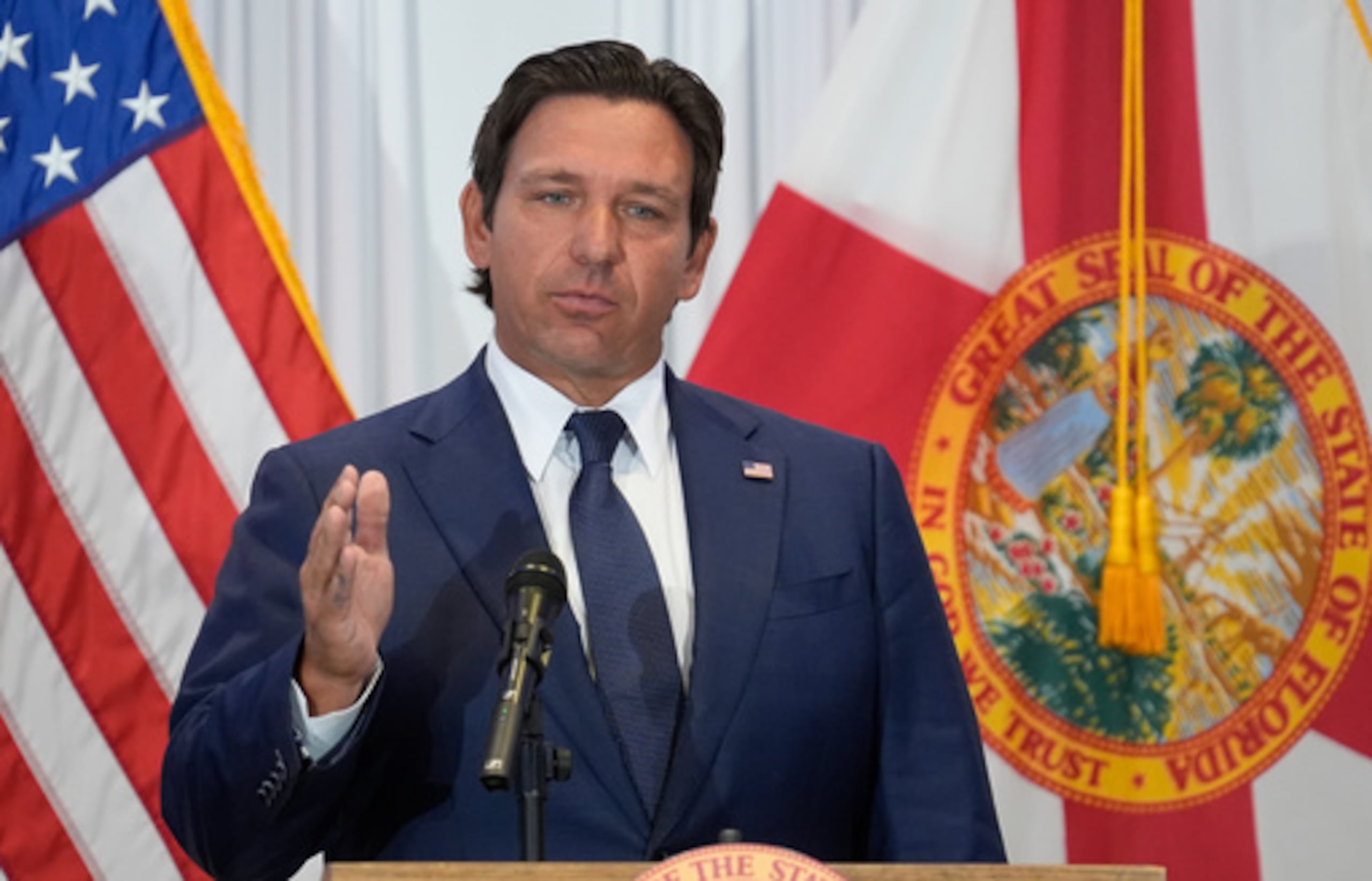 ARCHIVO - El gobernador de Florida, Ron DeSantis, habla durante una rueda de prensa el 12 de agosto de 2025, en Tampa, Florida (AP Photo/Chris O'Meara, Archivo).