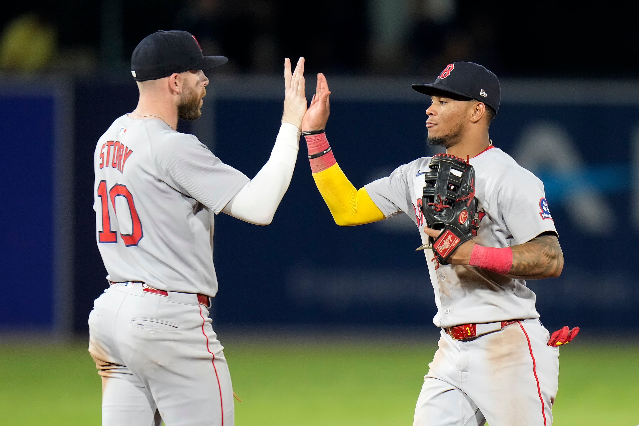 Trevor Story (10) y Ceddanne Rafaela celebran tras el triunfo.