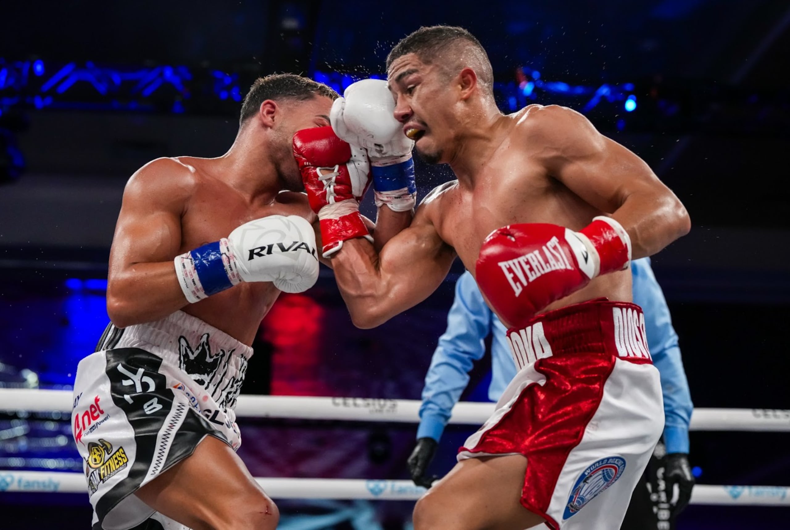 El boricua Yankiel Rivera y el venezolano Angelino "El Huracán" Córdova intercambian golpes. (Most Valuable Promotions / Joseph Correa)
