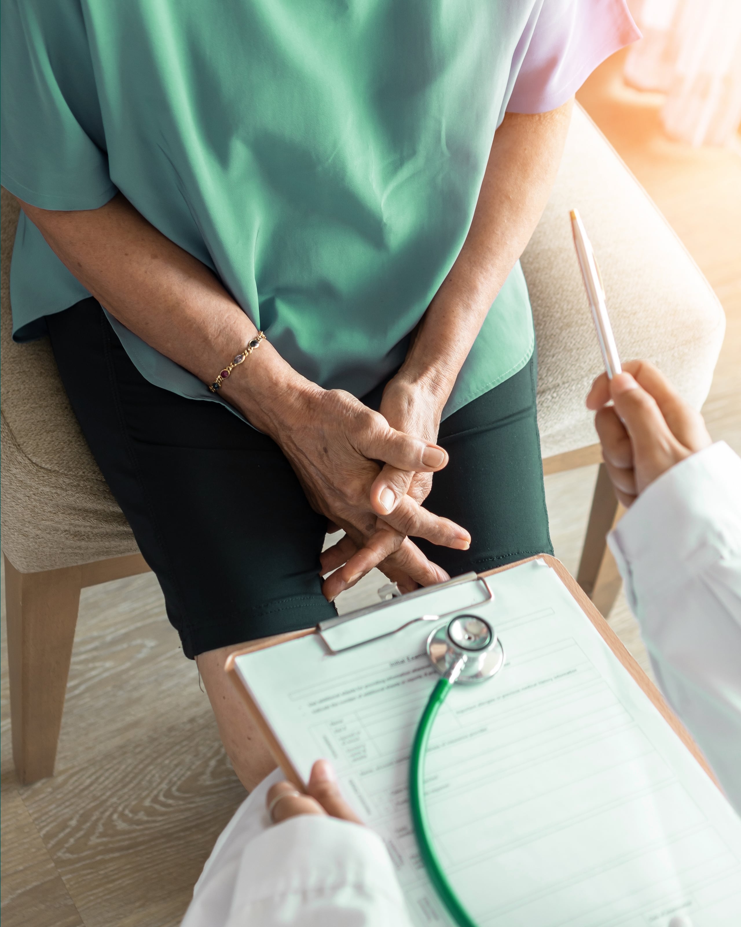 Habla con tu médico para establecer un plan de tratamiento y cuidado para manejar tus condiciones de salud en momentos de emergencia.