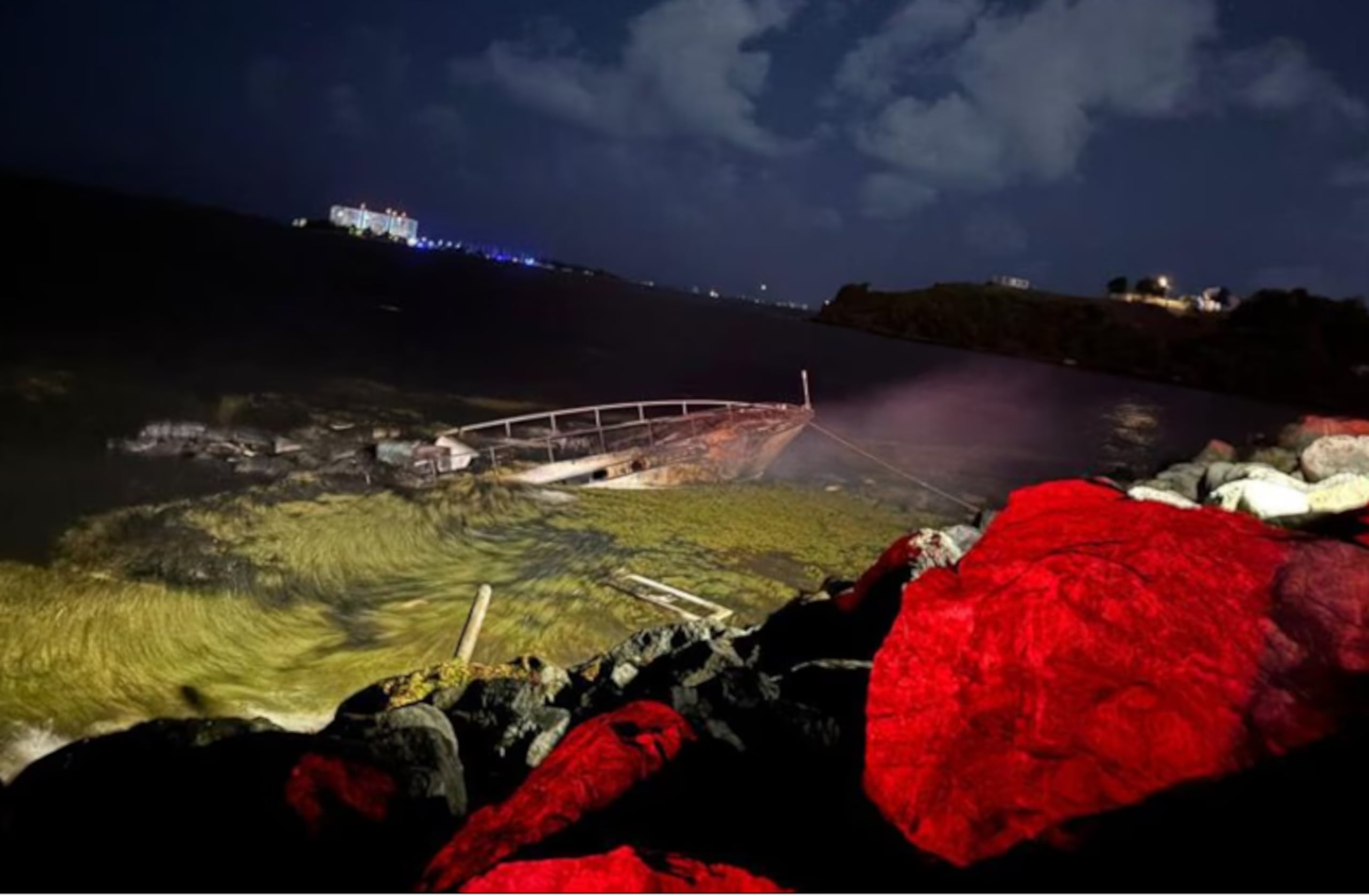 Tras la extinción del incendio, el yate se hundió con la proa sobresaliendo del agua.