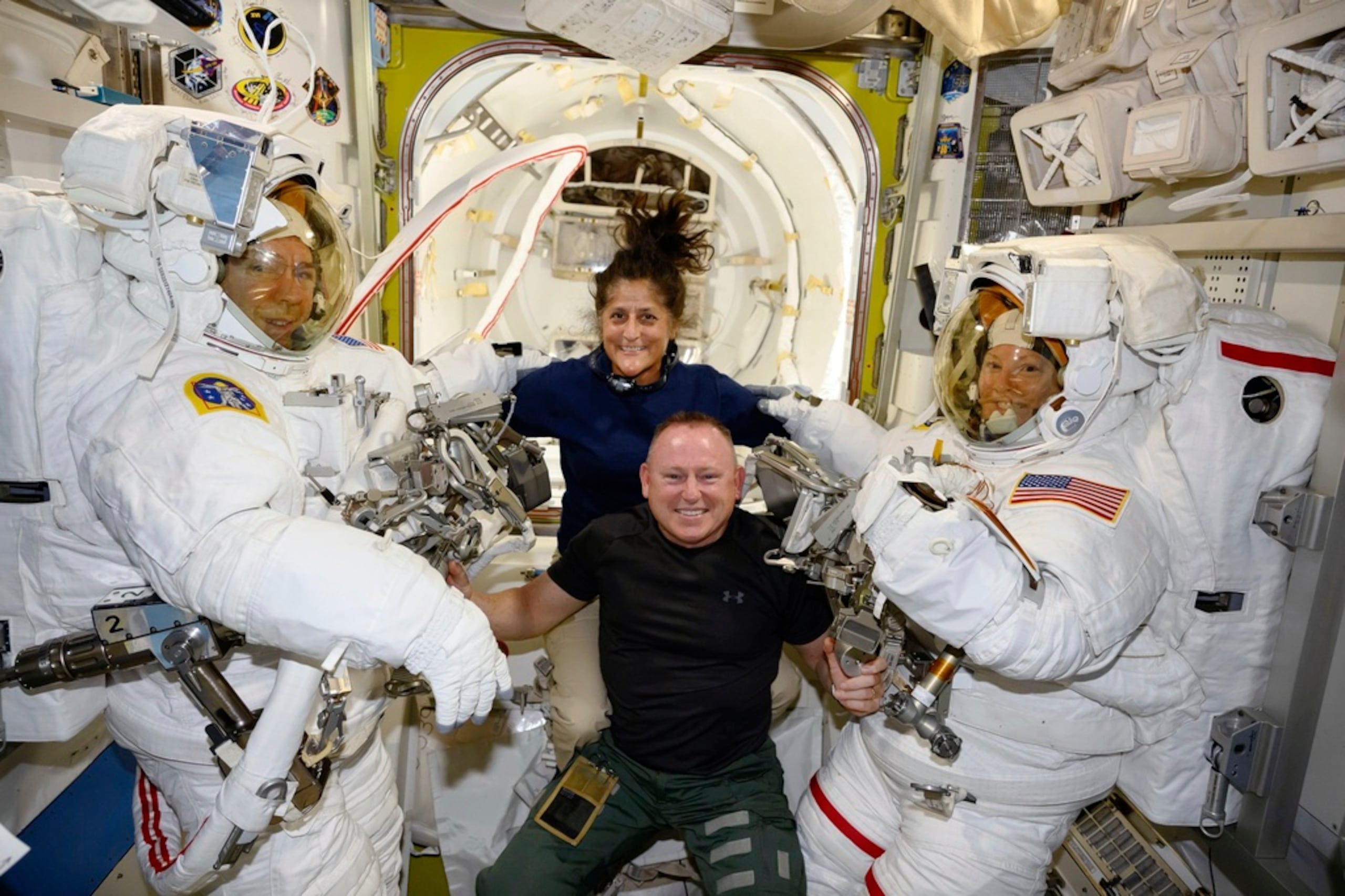 Los astronautas Suni Williams y Butch Wilmore posan con los ingenieros de vuelo de la Expedición 71, Mike Barratt y Tracy Dyson a bordo del esclusa de aire Quest de la Estación Espacial Internacional el 24 de junio de 2024.