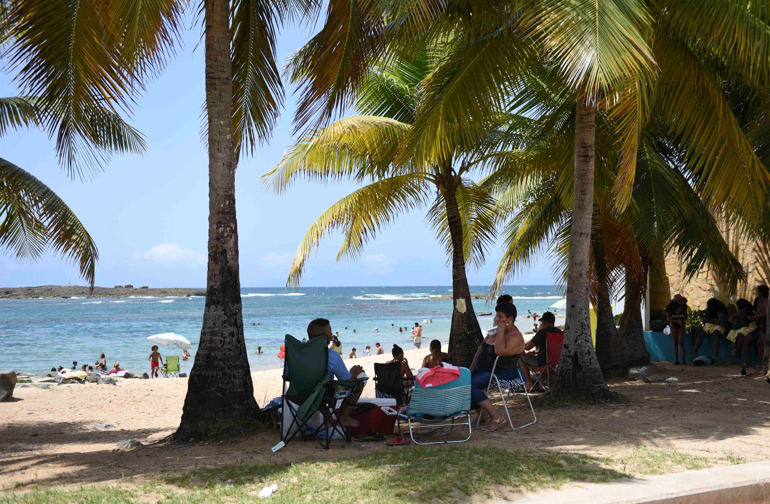 Las causas más comunes, según la agencia, son los contaminantes que son arrastrados por las escorrentías pluviales, contaminación de quebradas y ríos, y comunidades sin alcantarillado sanitario o sistemas de manejo de aguas residuales adecuados.