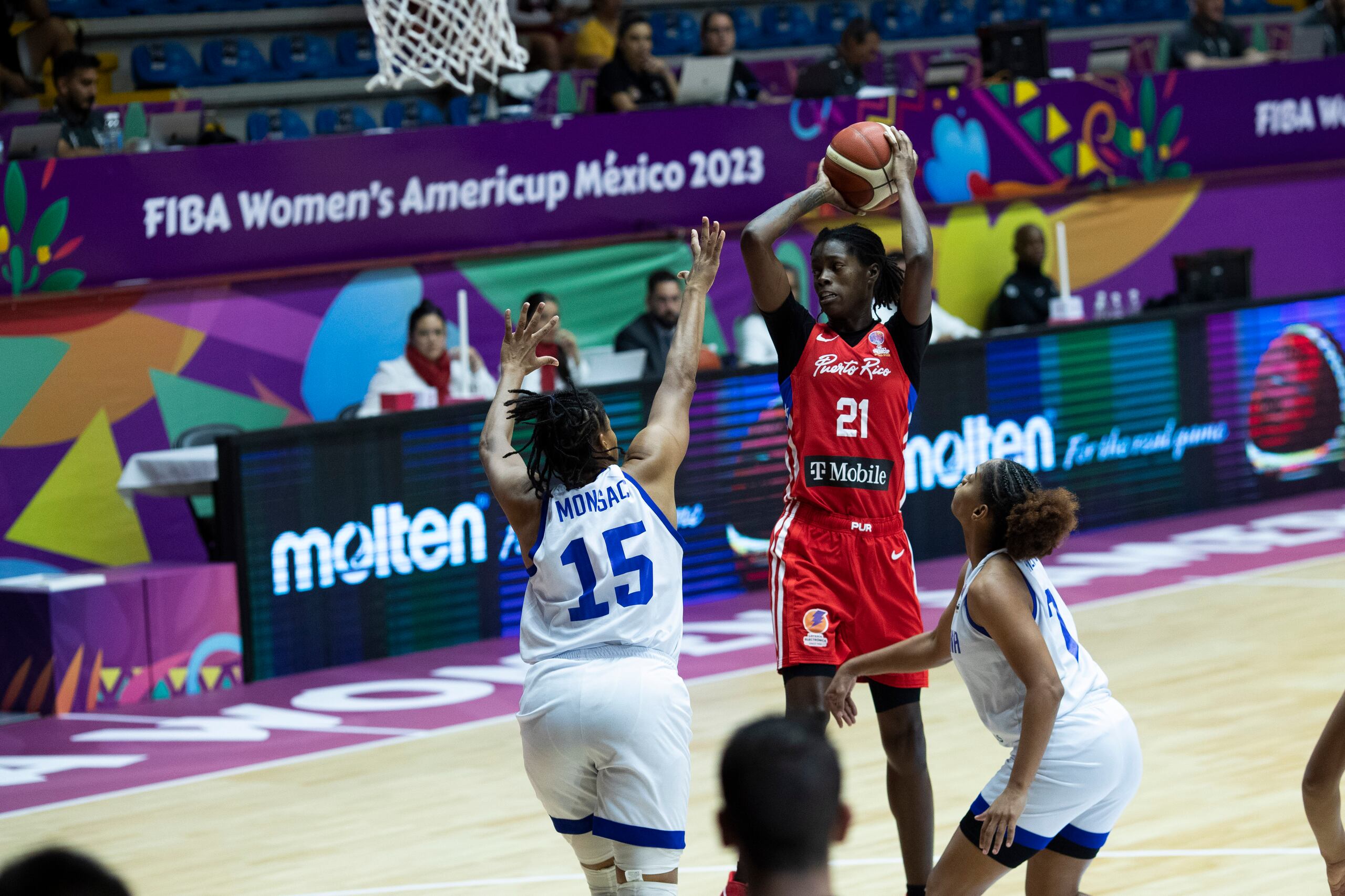 Mya Hollingshed, de Puerto Rico, intenta un canasto durante el partido ante República Dominicana.