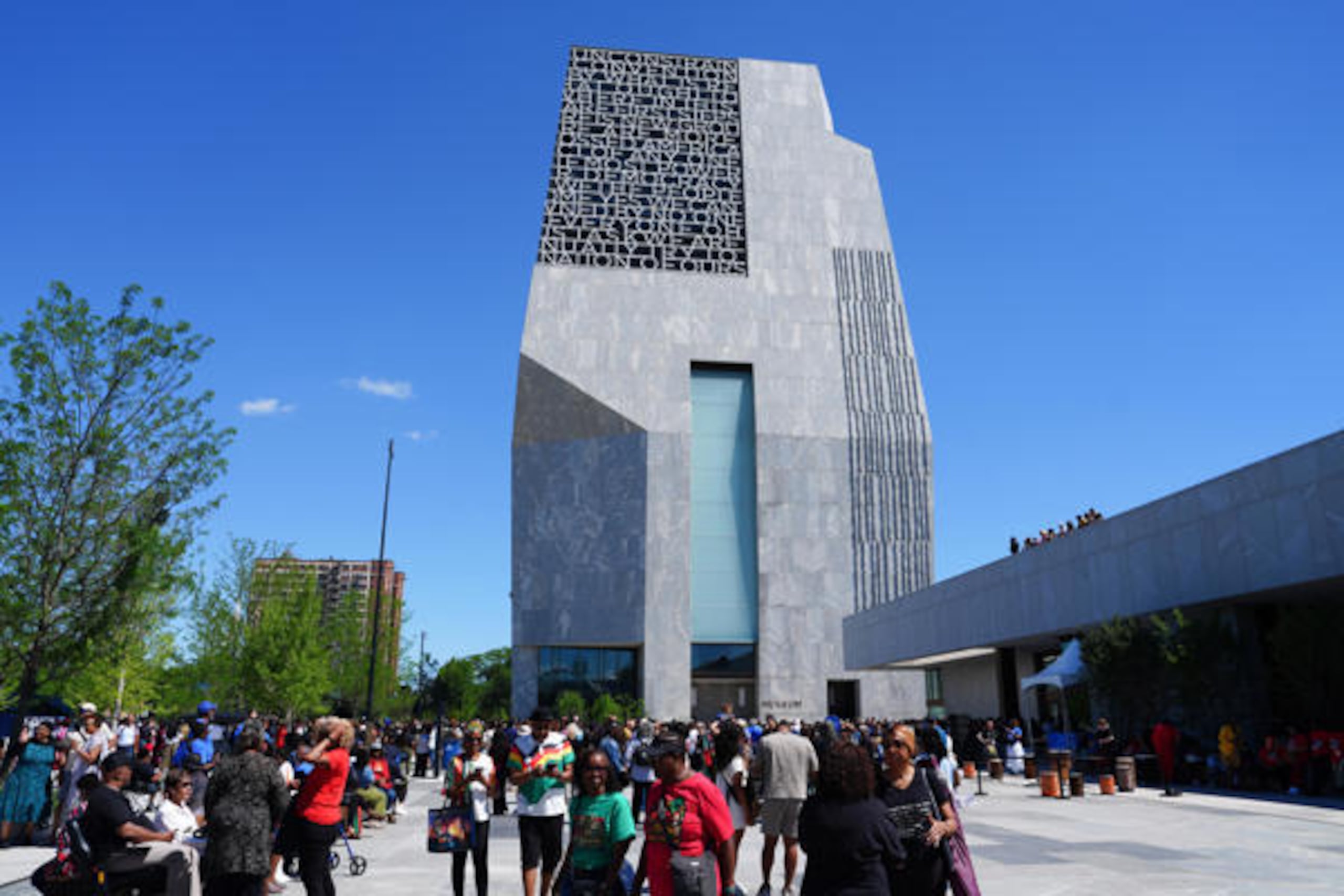 El Centro Obama, que supera la idea de biblioteca para convertirse en un lugar más amplio de encuentro cívico y comunitario, fue inaugurado el jueves.