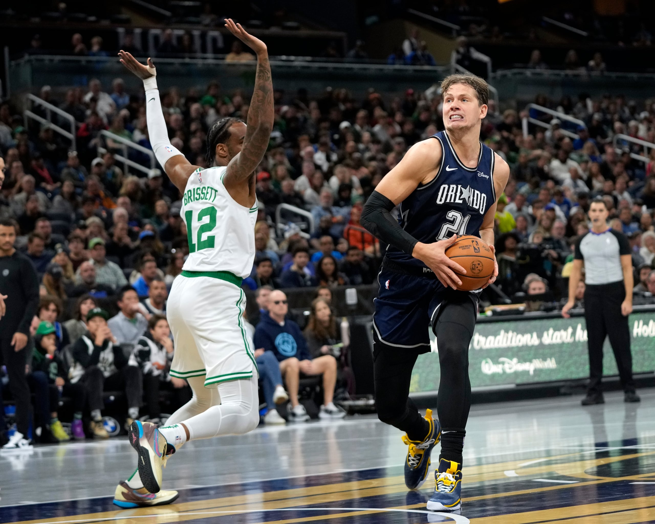 Moritz Wagner, del Magic de Orlando, ataca ante la defensa de Oshae Brissett, de los Celtics de Boston.