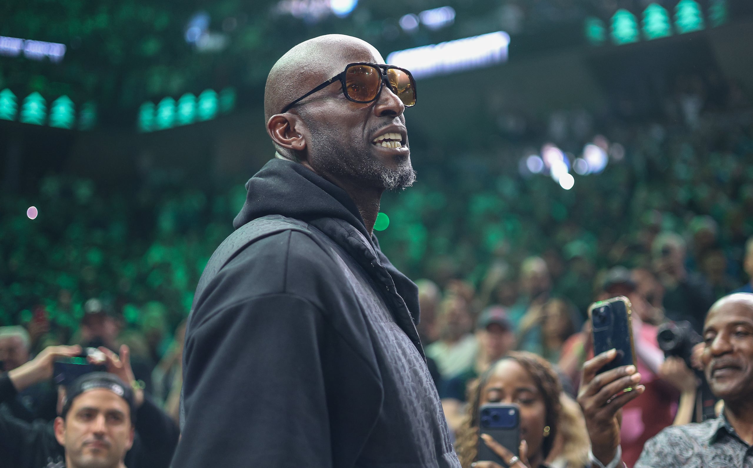 Kevin Garnett tras ser presentado durante un juego de los Timberwolves de Minnesota en abril de 2026.