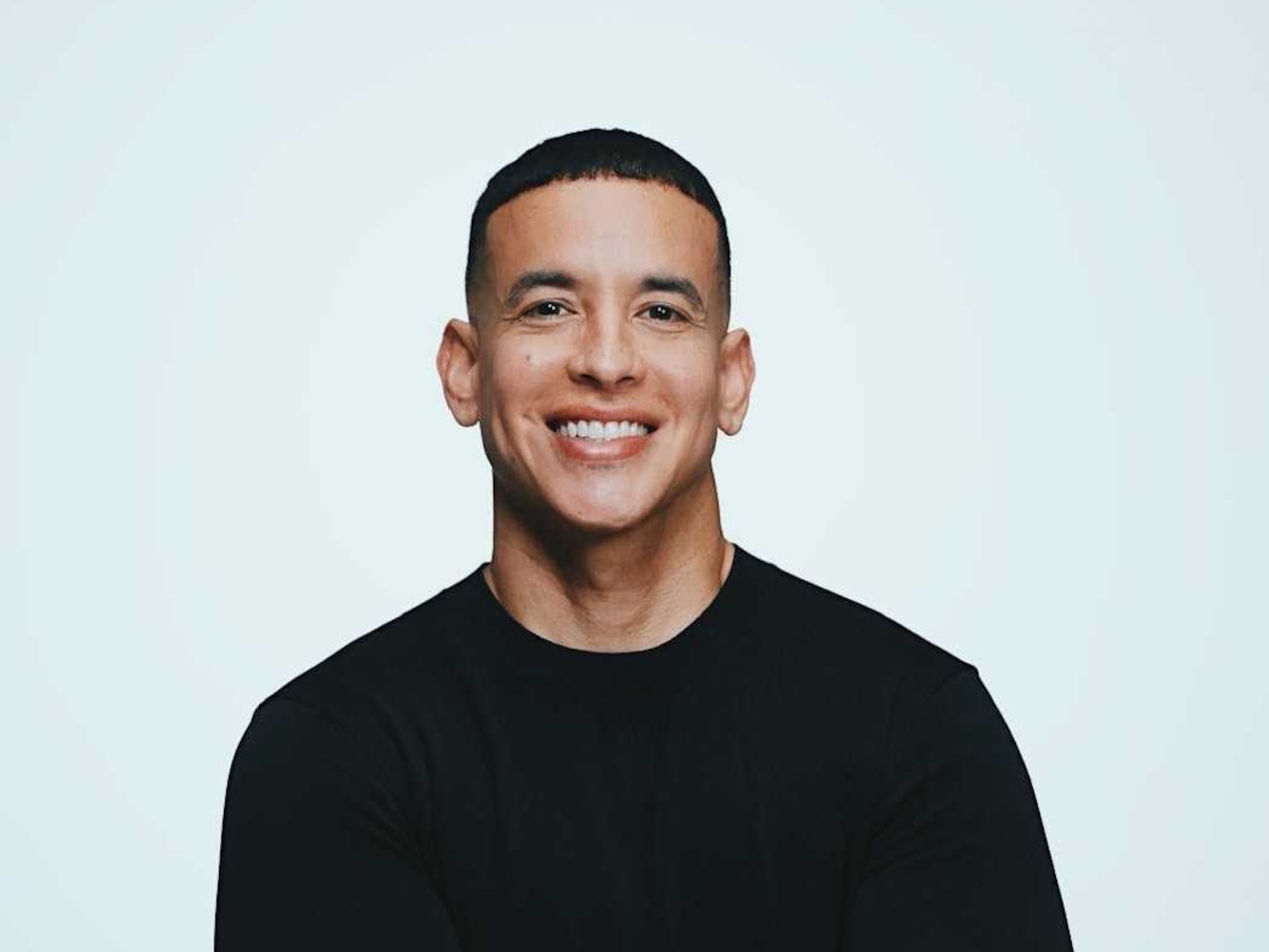 El artista urbano presentó una demanda en el Tribunal Federal contra el productor, contra su exesposa Mireddys González y contra dos abogados.