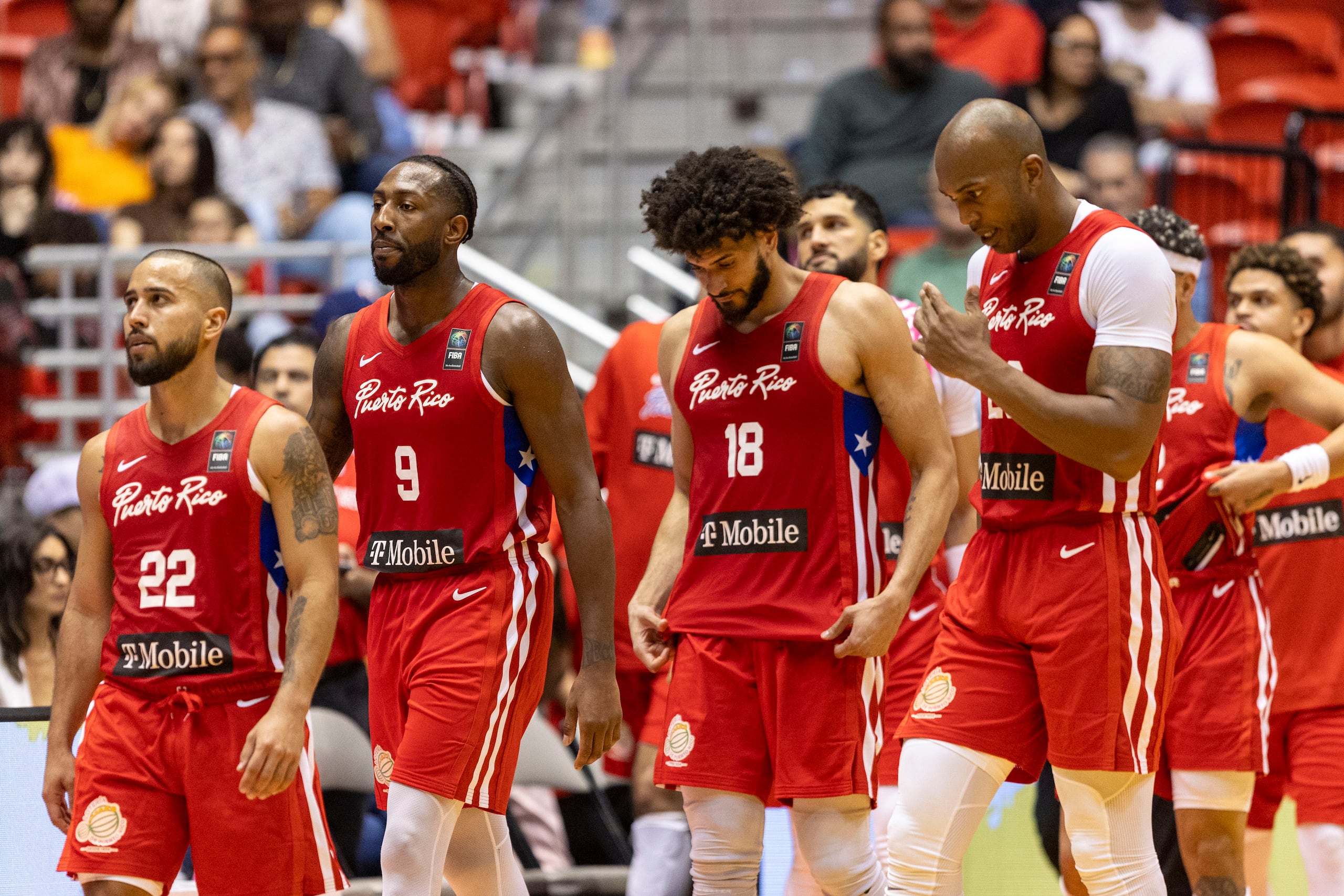 Los jugadores de la Selección Nacional de Baloncesto salen del tabloncillo del Coliseo Roberto Clemente, luego de la derrota contra Bahamas en la primera ventana clasificatoria del AmeriCup 2025.