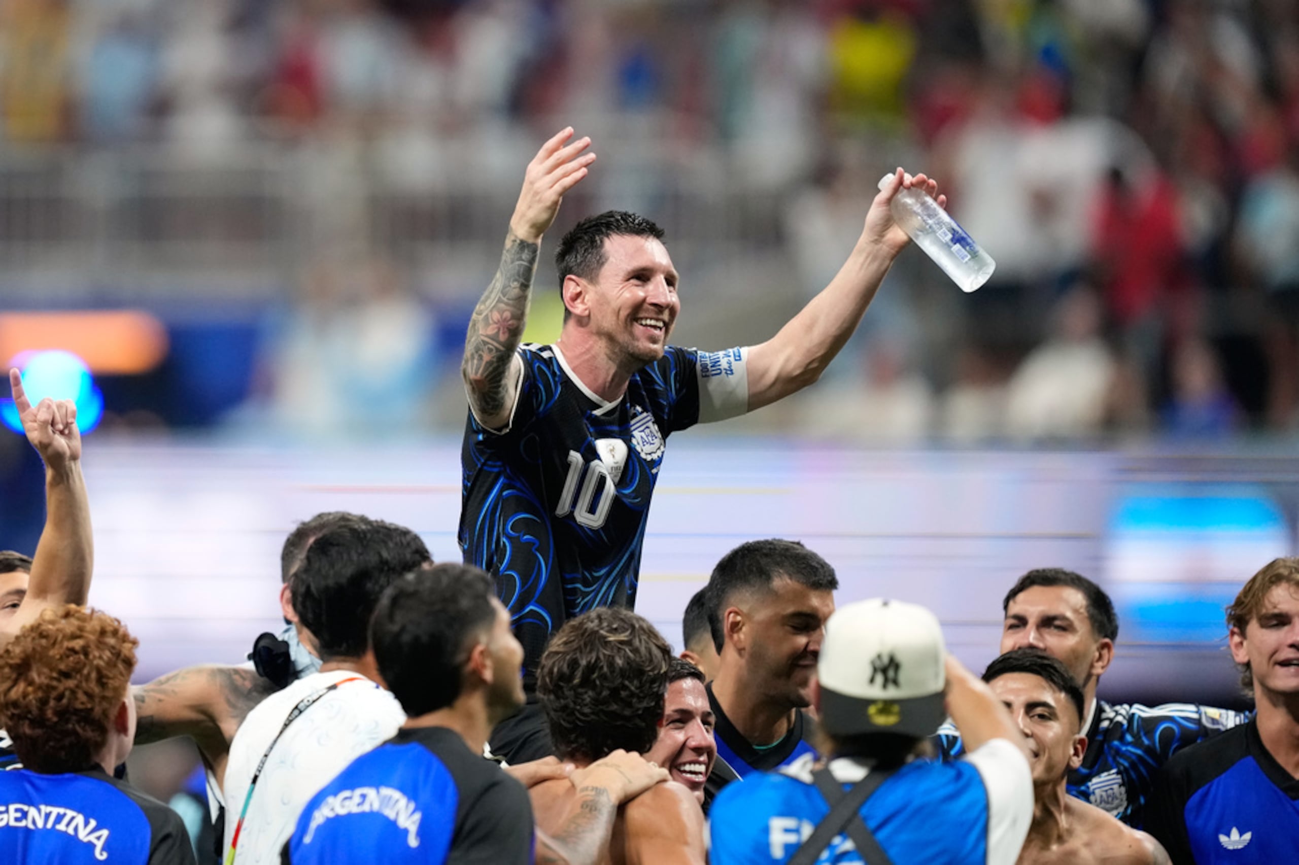 Lionel Messi celebra con sus compañeros el pase de Argentina a la final del Mundial.