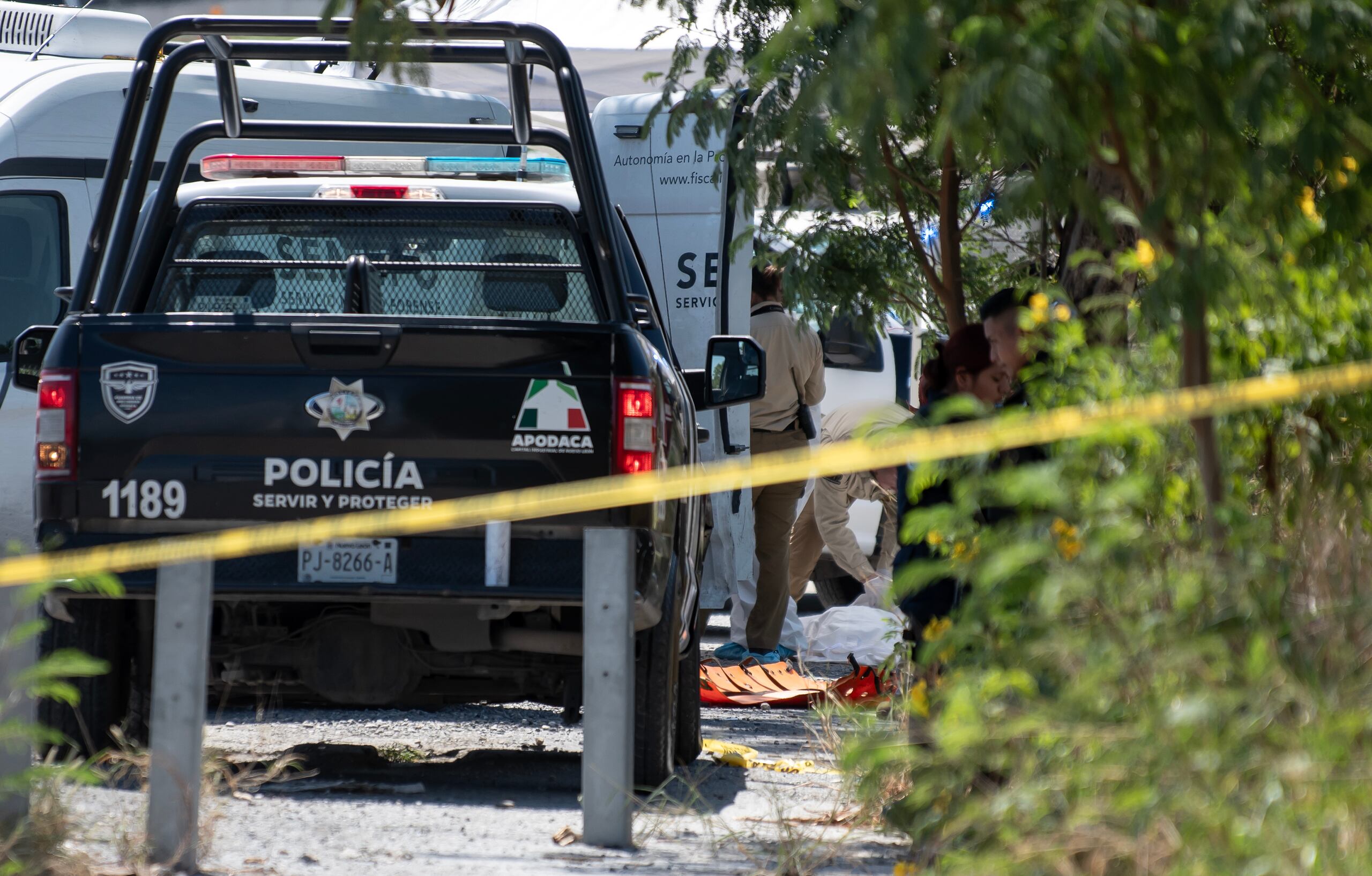 Peritos forenses de la fiscalía de el estado de Nuevo León trabajan en la zona donde aparecieron restos humanos, en el municipio de San Nicolás el estado de Nuevo León (México). EFE/Miguel Sierra.
