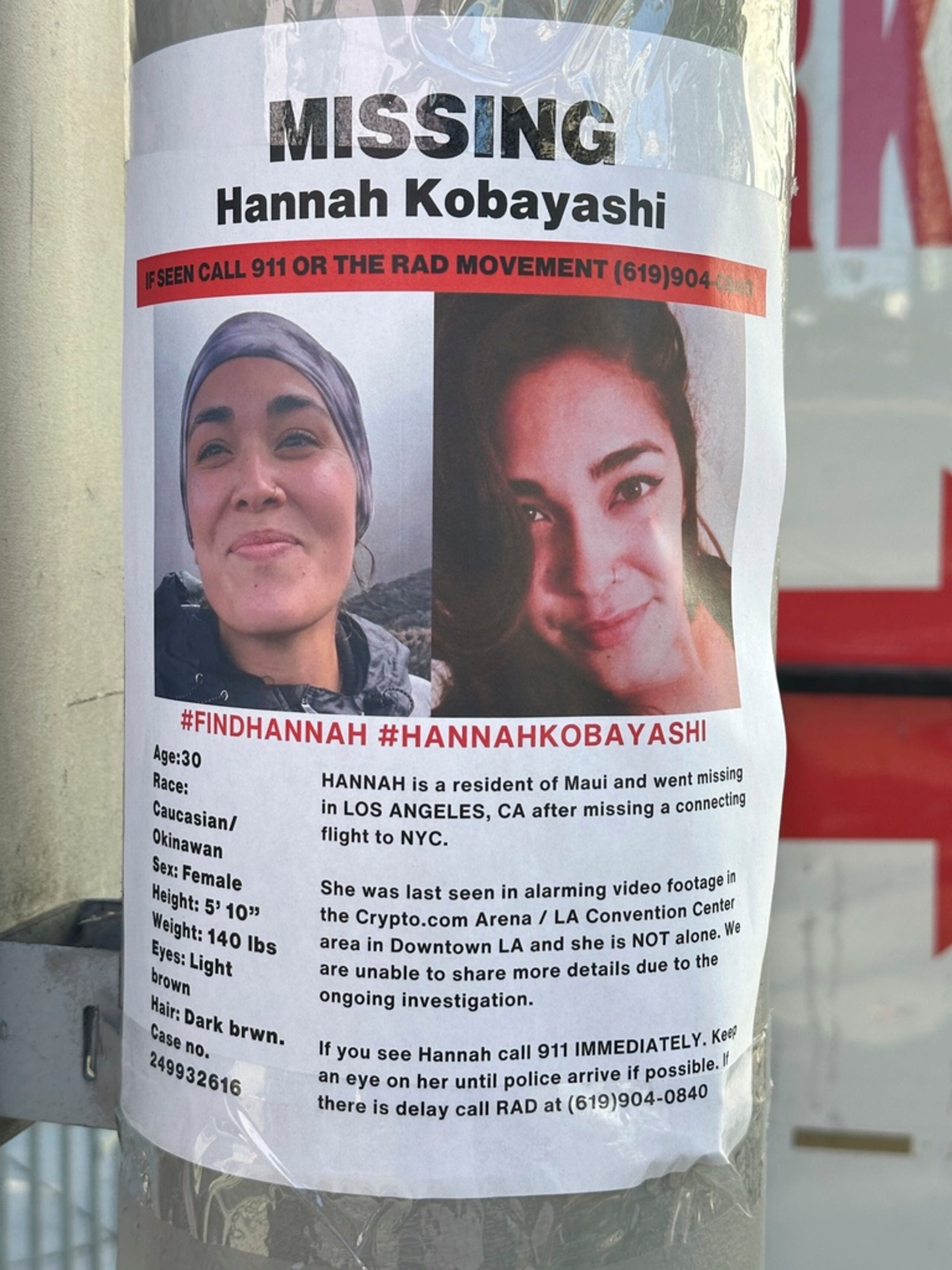 Un volante con información sobre Hannah Kobayashi se exhibe el 21 de noviembre de 2024 en Los Ángeles.