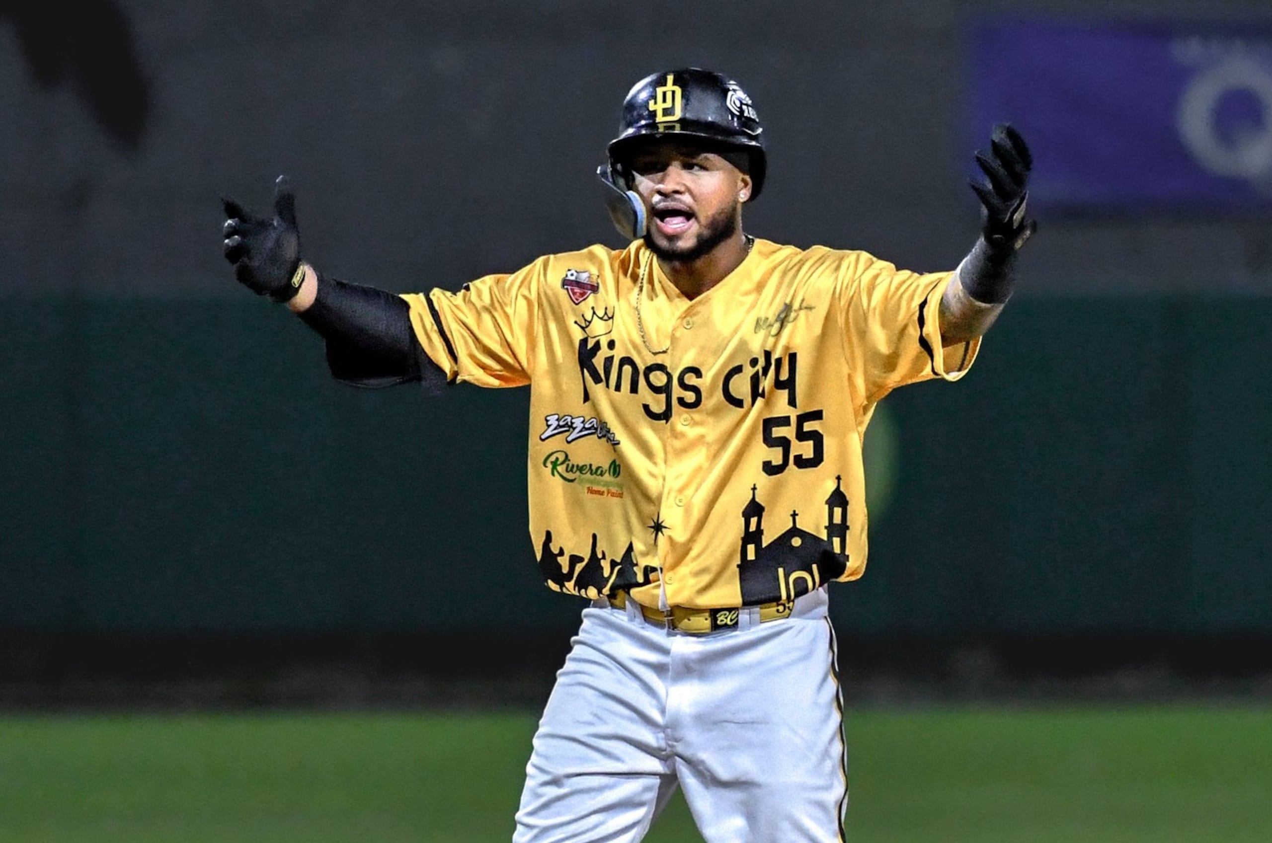 Brian Cruz, de los Poetas de Juana Díaz, celebrando un batazo.