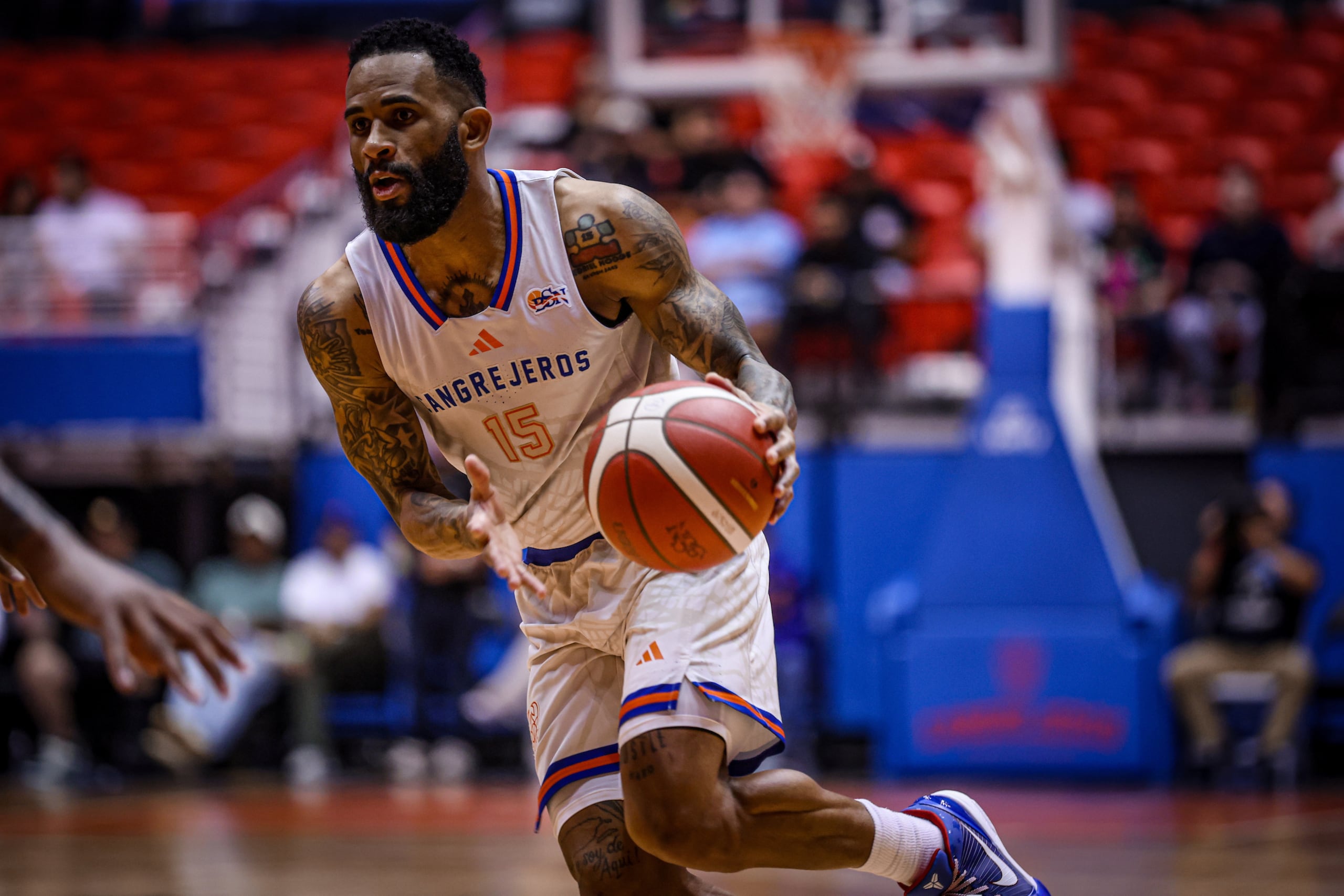 El armador de los Cangrejeros de Santurce, Walter Hodge, durante un partido en la temporada 2024 del BSN.