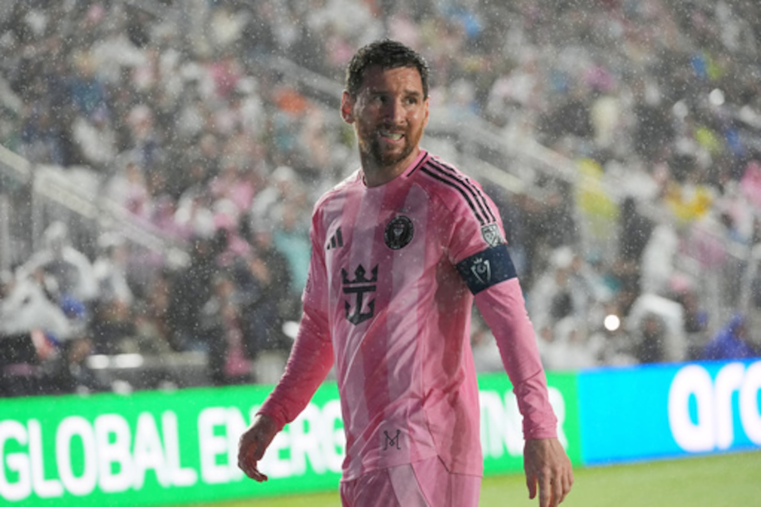Lionel Messi salió del partido del domingo por una molestia en su muslo izquierdo.