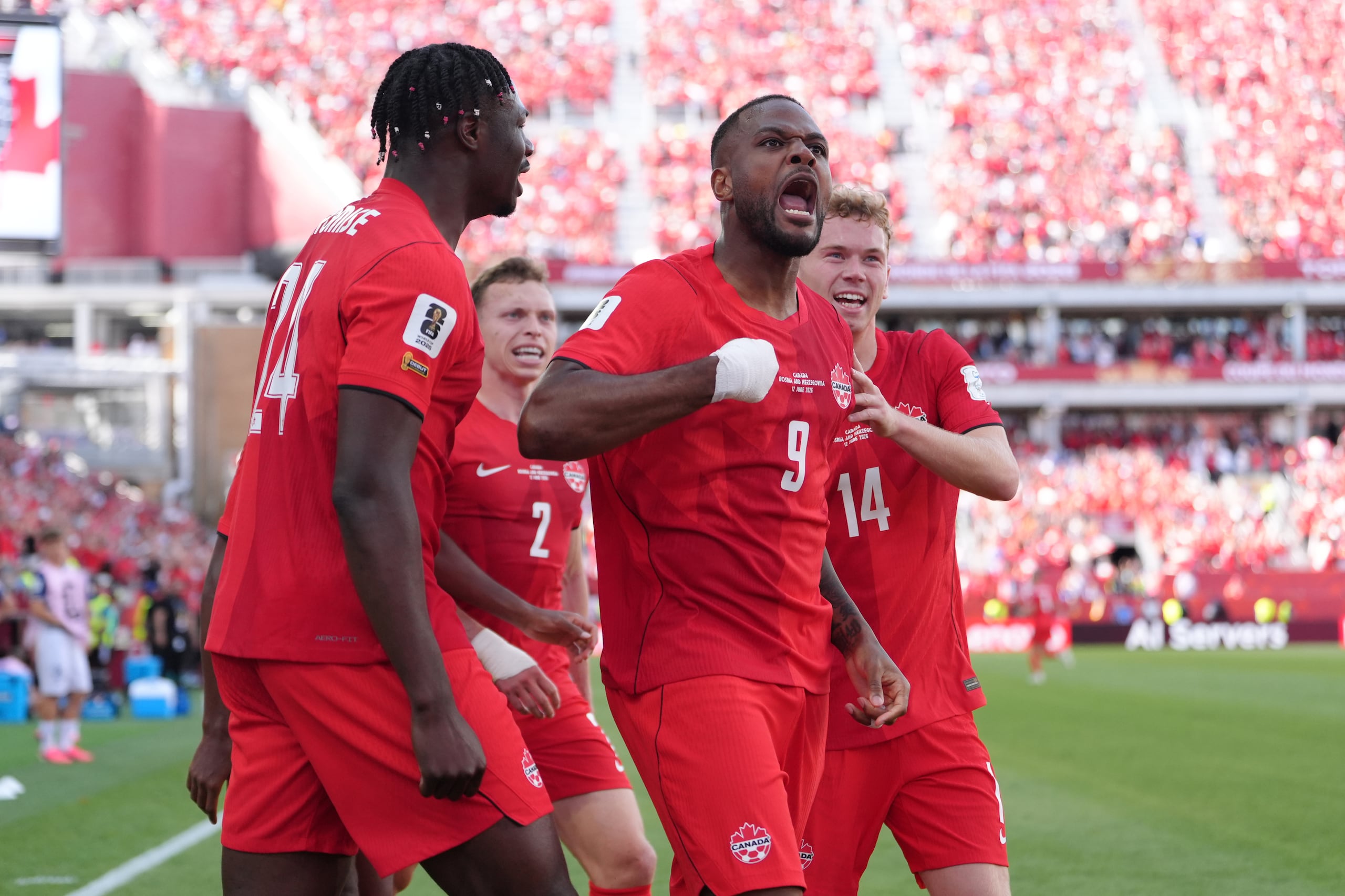 Cyle Larin, de Canadá, celebra con sus compañeros su gol ante Bosnia y Herzegovina.