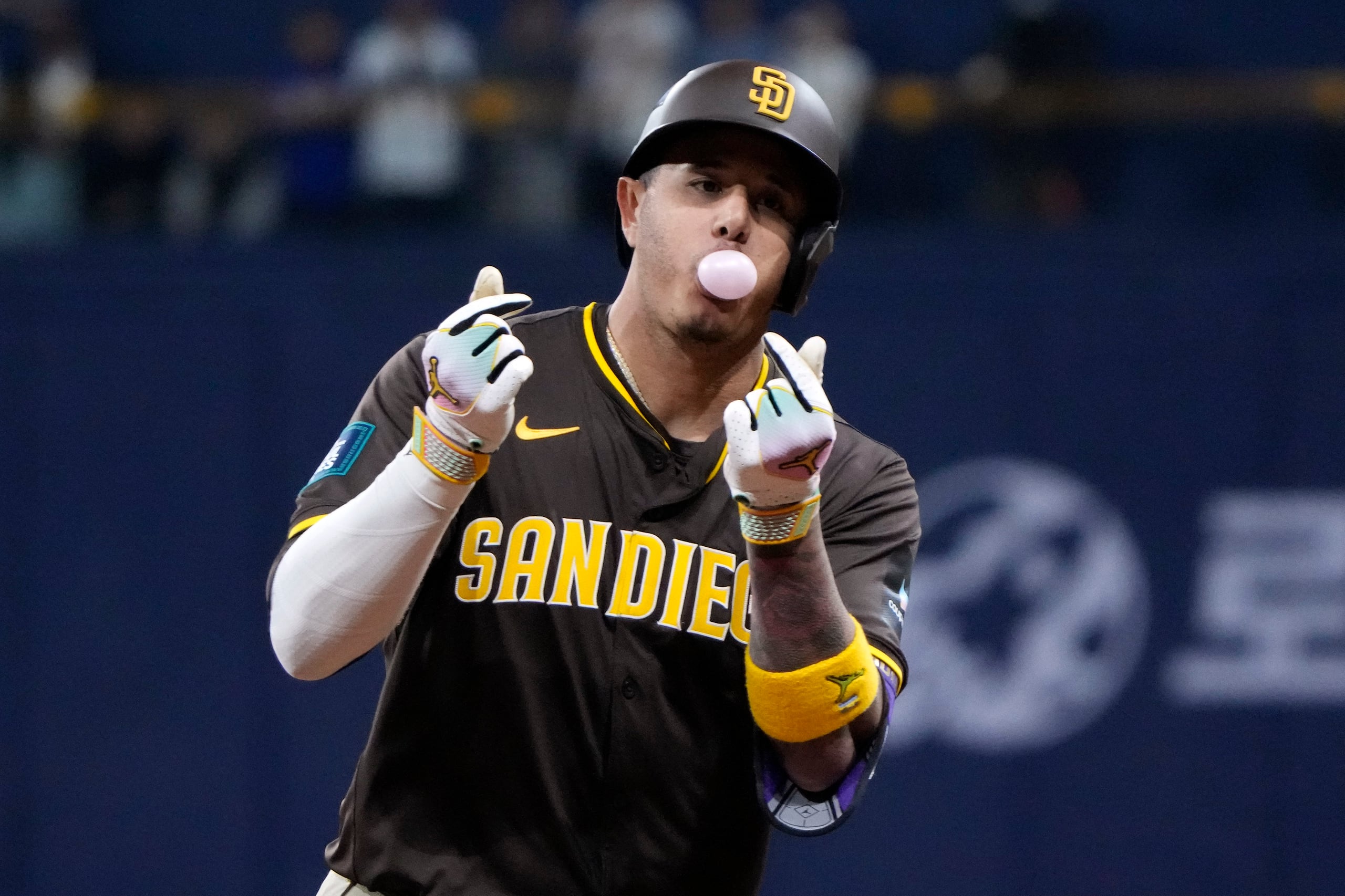 Manny Machado de los Padres de San Diego tras batear un jonrón de tres carreras ante los Dodgers de Los Ángeles, el jueves 21 de marzo de 2024, en Seúl. (AP Foto/Ahn Young-joon)