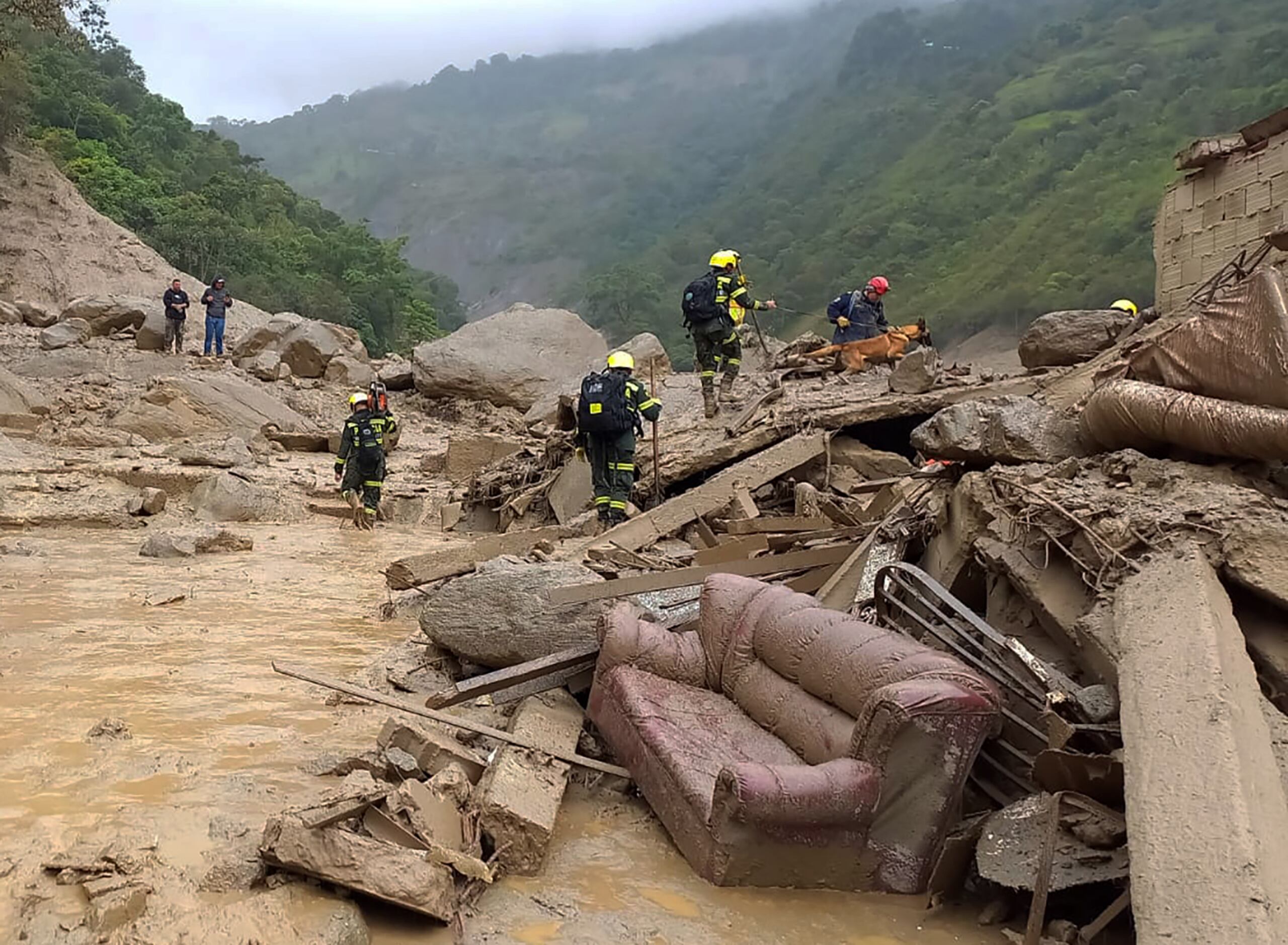 Las fuertes lluvias provocaron el desbordamiento de dos quebradas en la madrugada del martes que arrasaron parte del caserío de Naranjal, situado en la zona rural de Quetame.