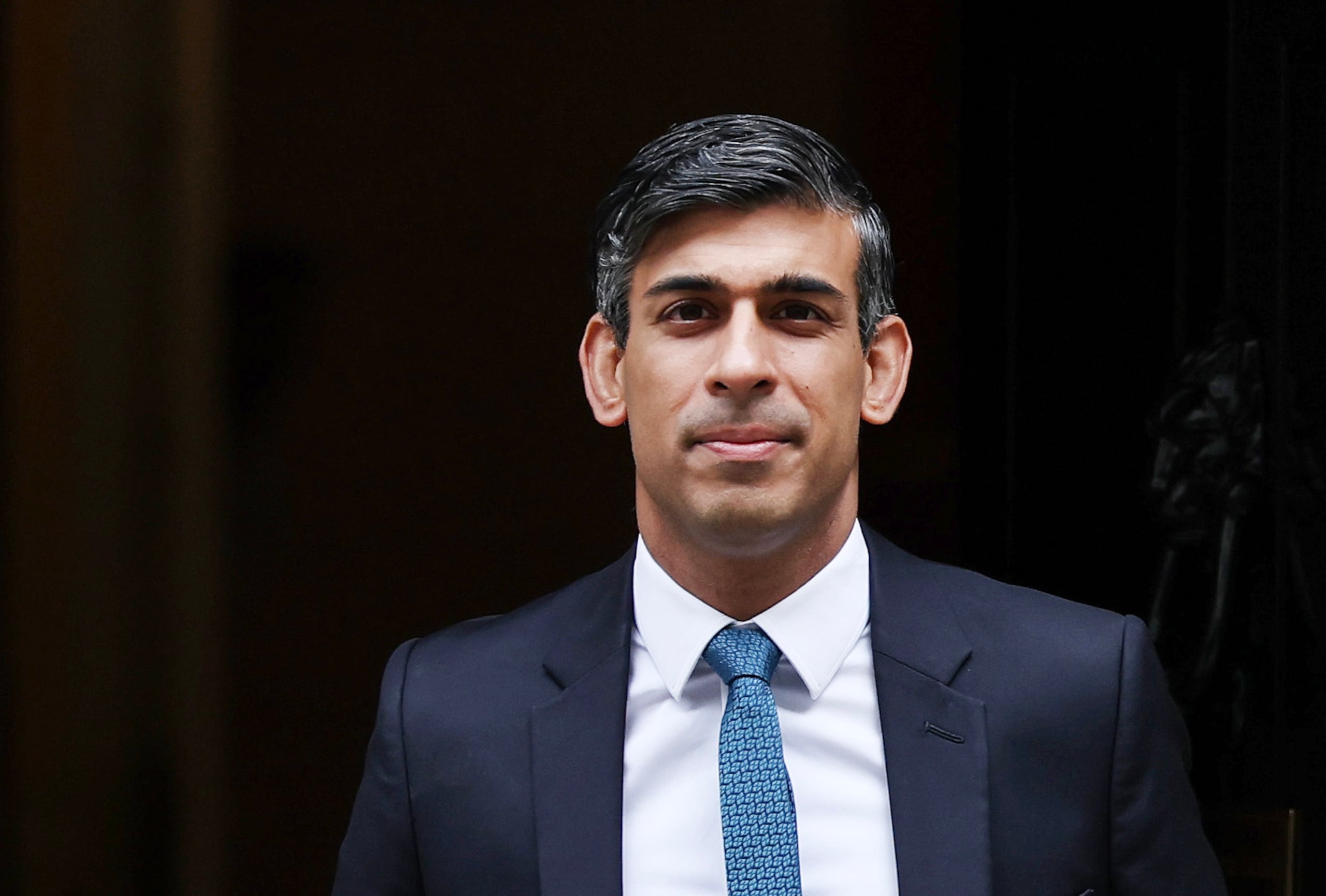 El primer ministro británico, Rishi Sunak, sale del número 10 de Downing Street para asistir al Parlamento de Londres, Reino Unido, el 19 de julio de 2023. EFE/EPA/ANDY RAIN