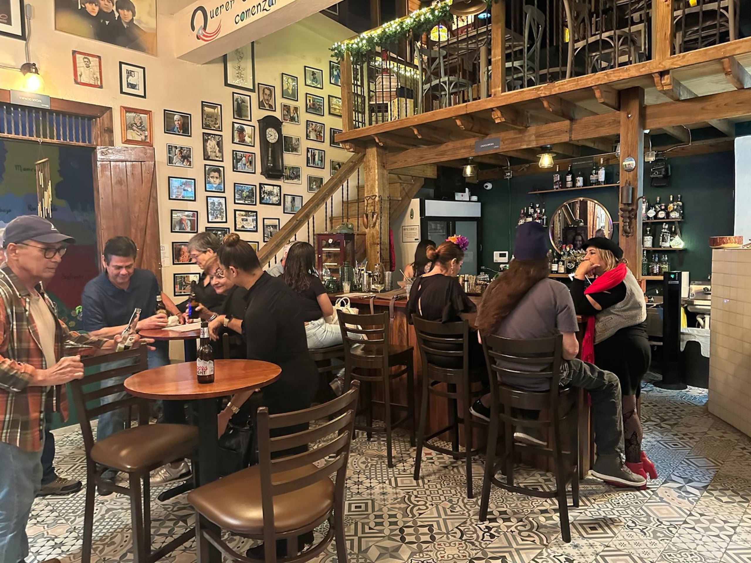 El negocio cuenta con diversos rincones que celebran el legado que dejó la familia de la experta en gastronomía, así como la fuerza laboral jayuyana.