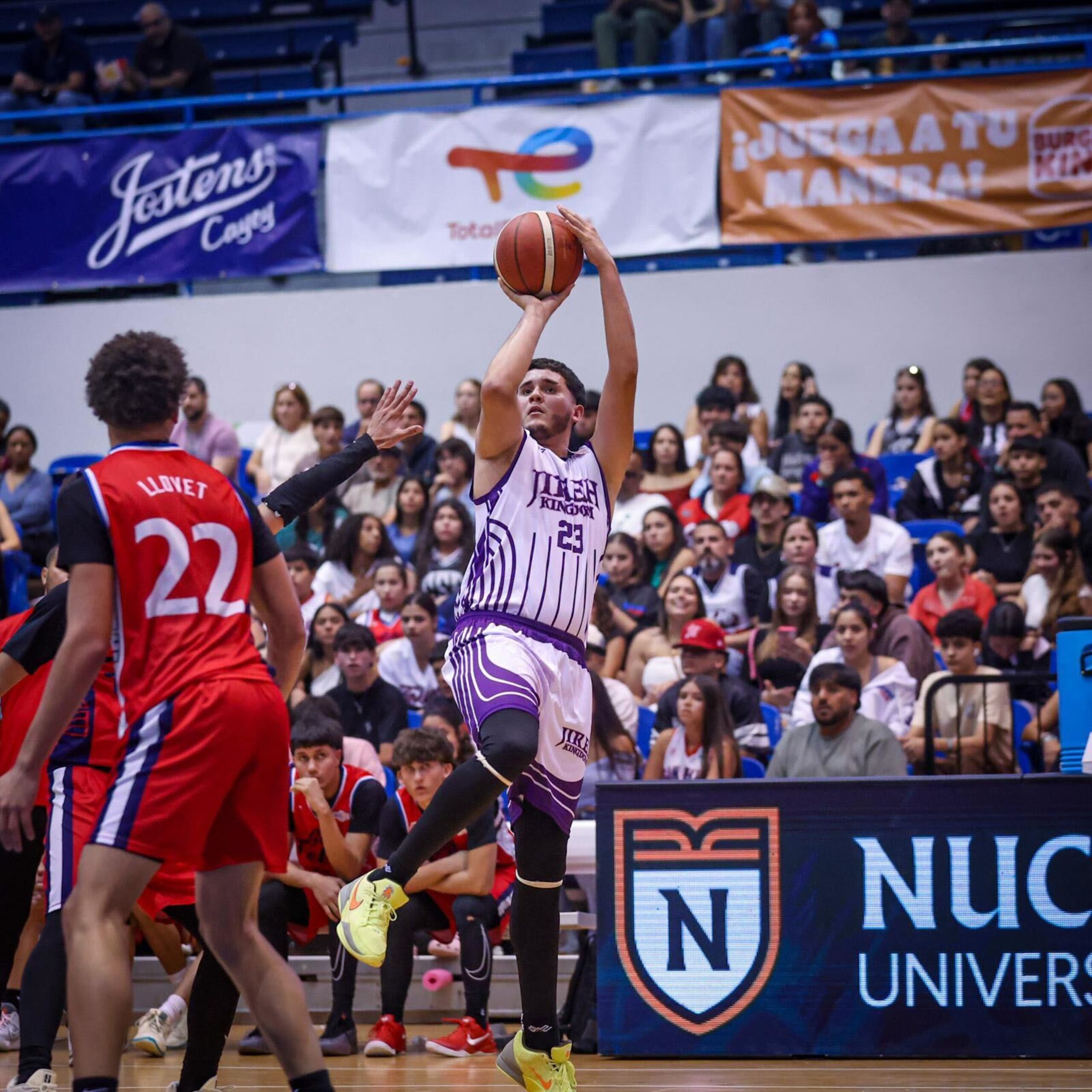 Jendrick Maldonado, de Jireh Kingdom Christian Academy, lanza al canasto.