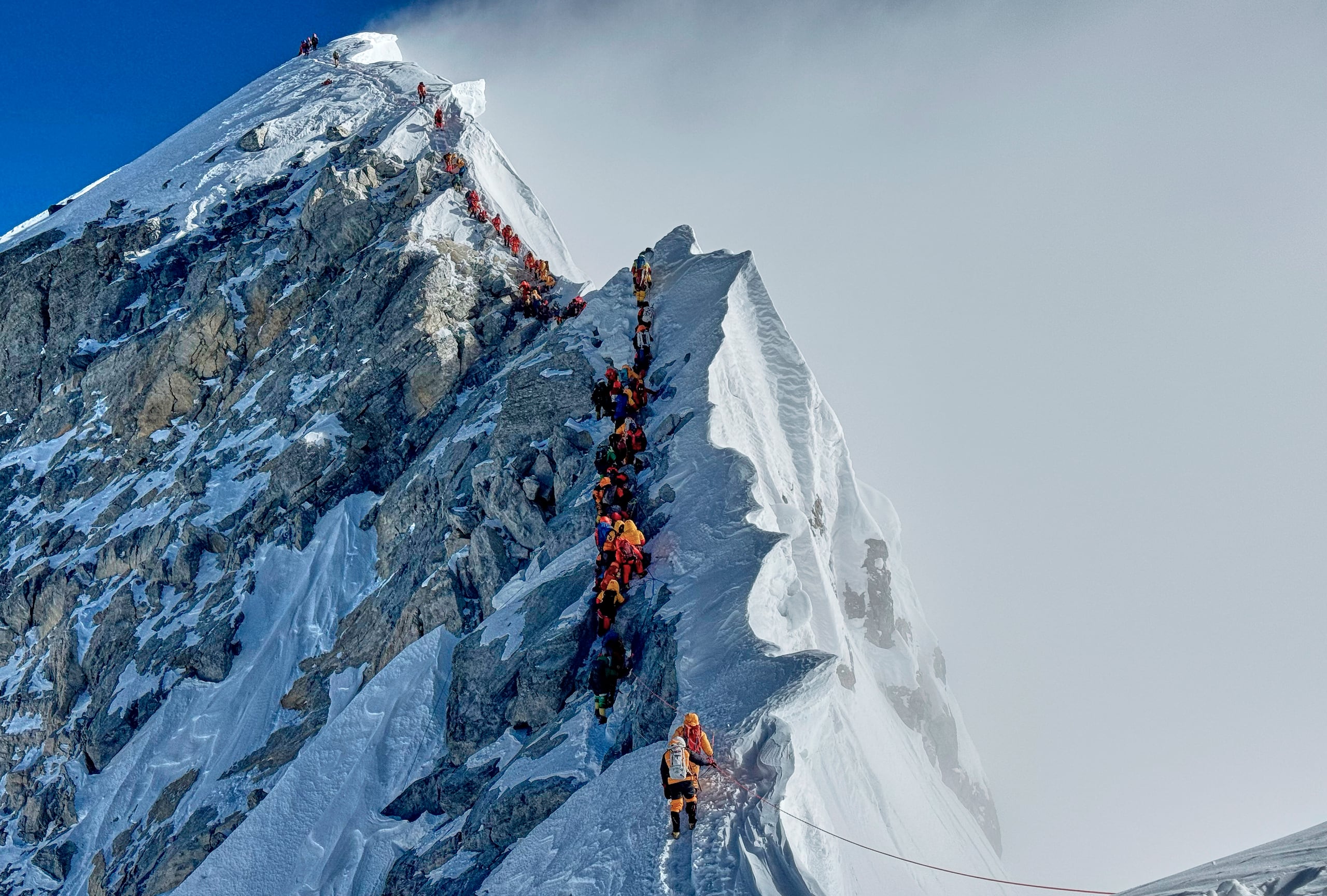 En esta foto del 18 de mayo de 2025 se muestran a alpinistas en el tramo final hacia la cima del mundo. (AP Photo/Kunga Sherpa, File)