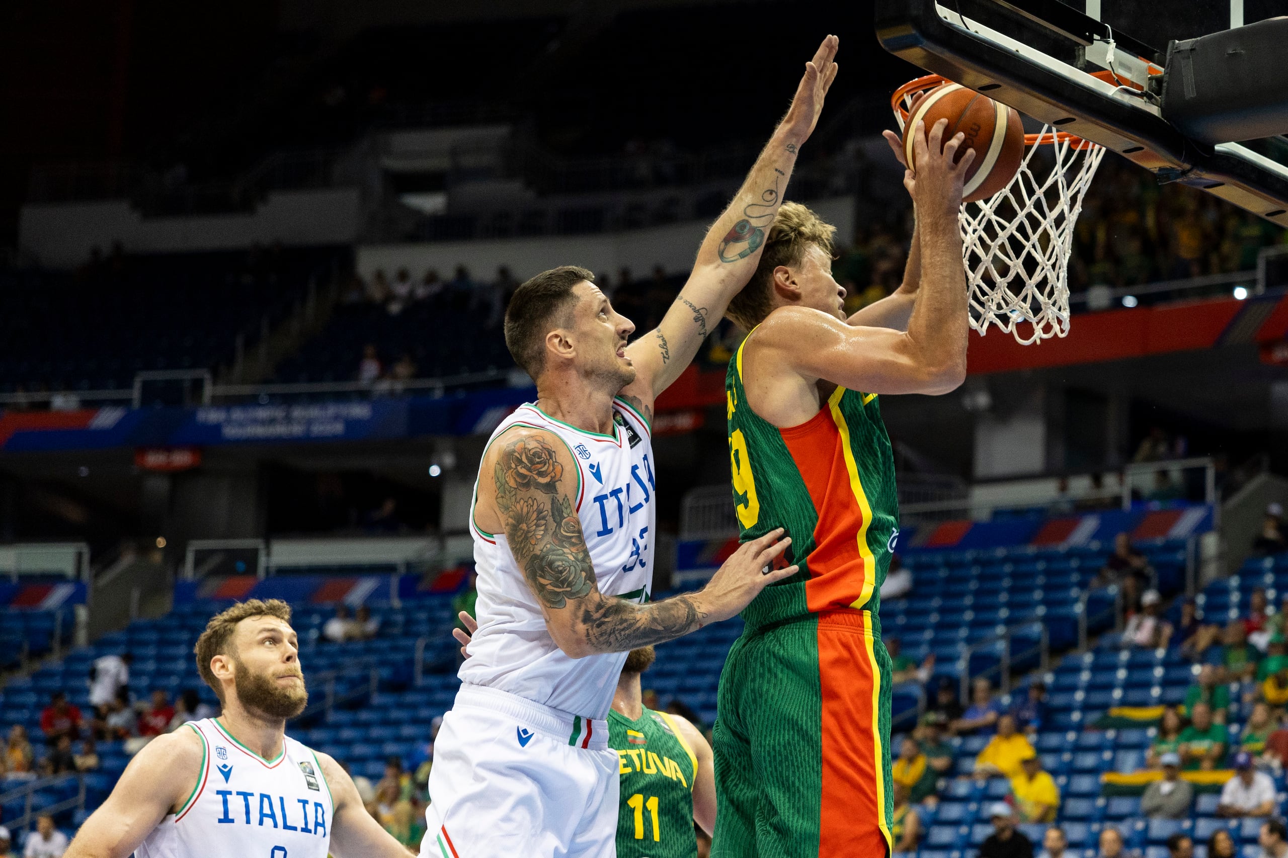 Mindaugas Kuzminskas se eleva para recoger un rebote.
